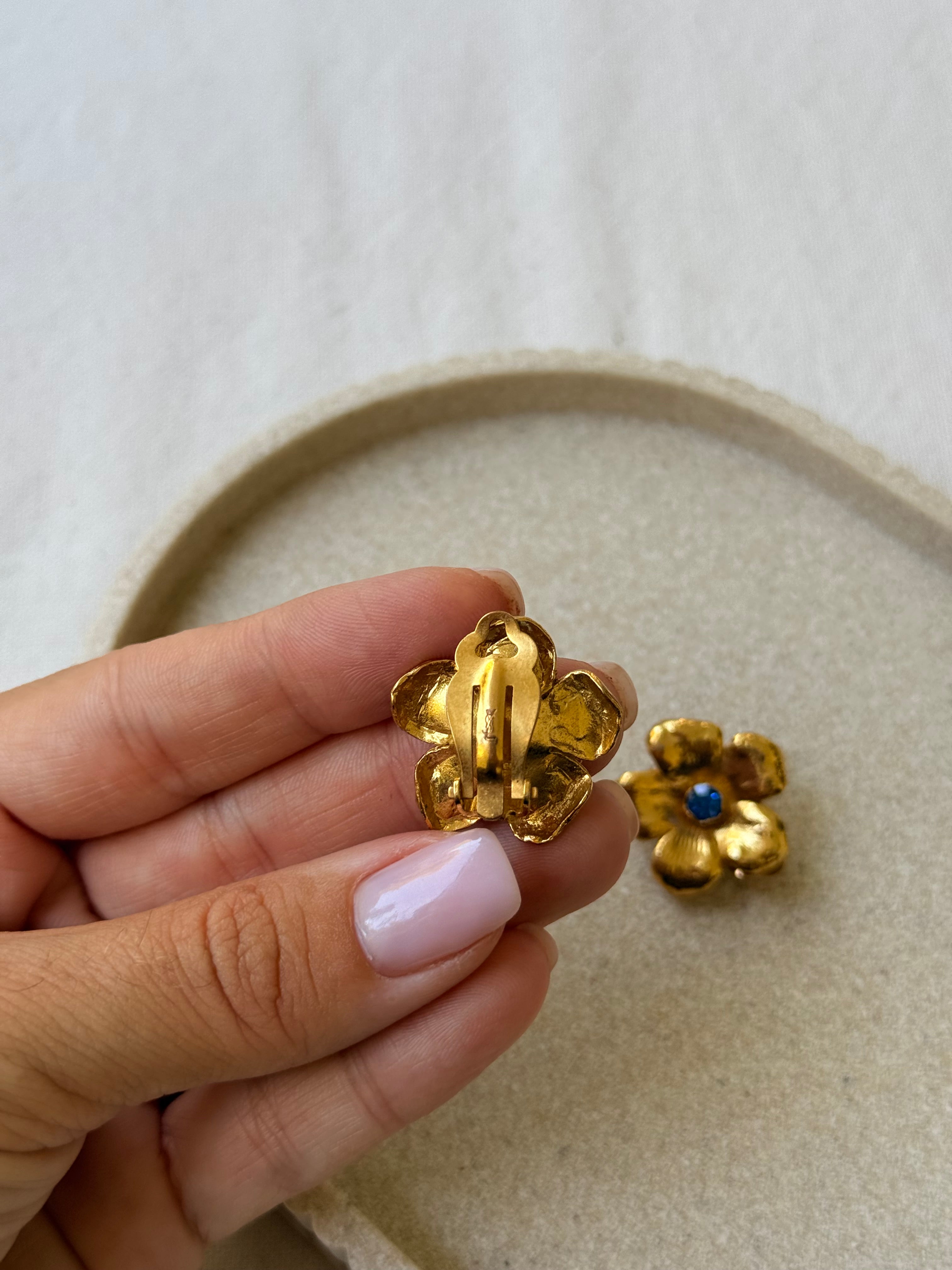 Boucles d’oreilles YSL vintage - Fleurs dorées et strass bleu