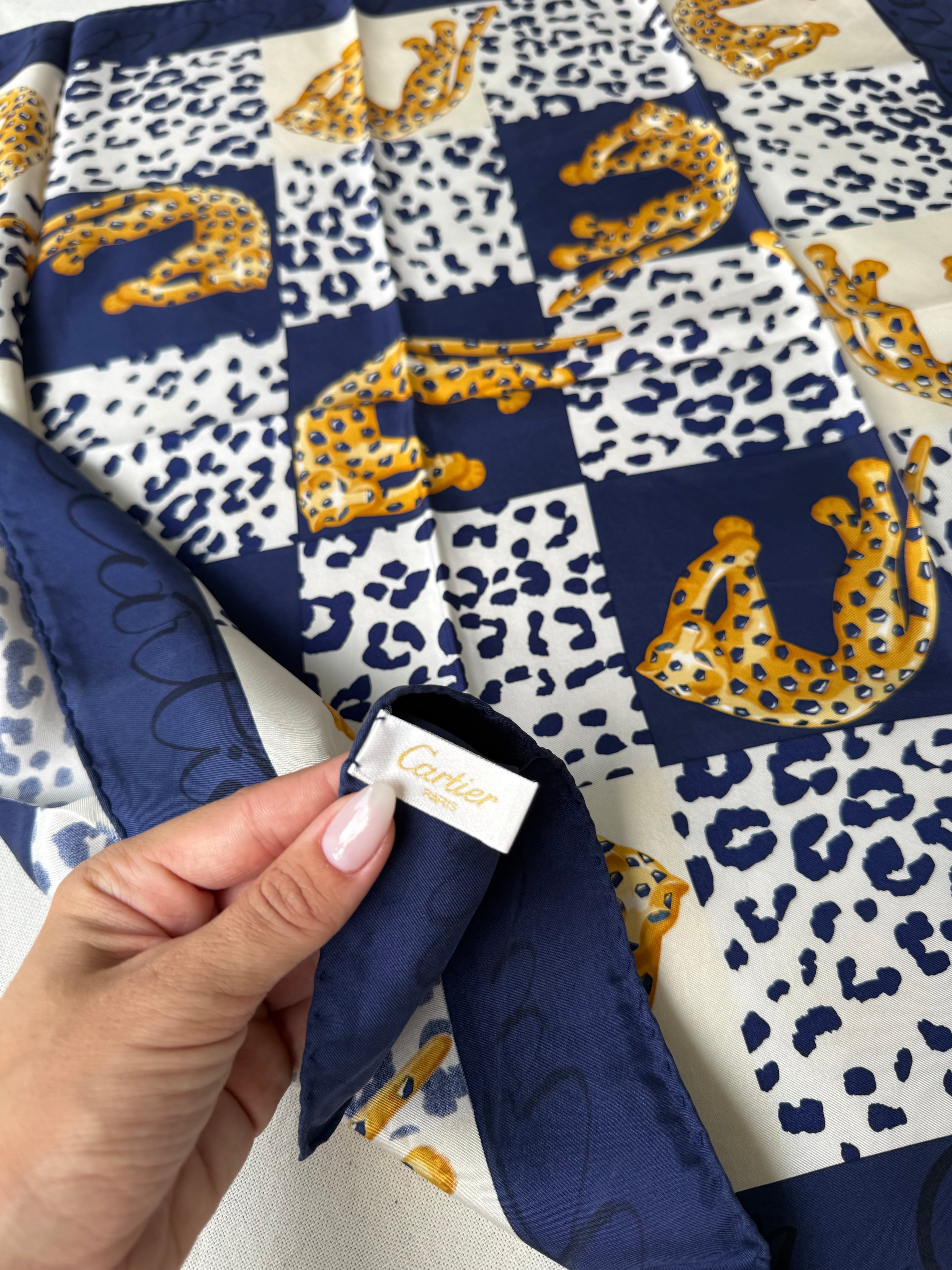 Foulard Cartier – Modèle bleu marine et panthères