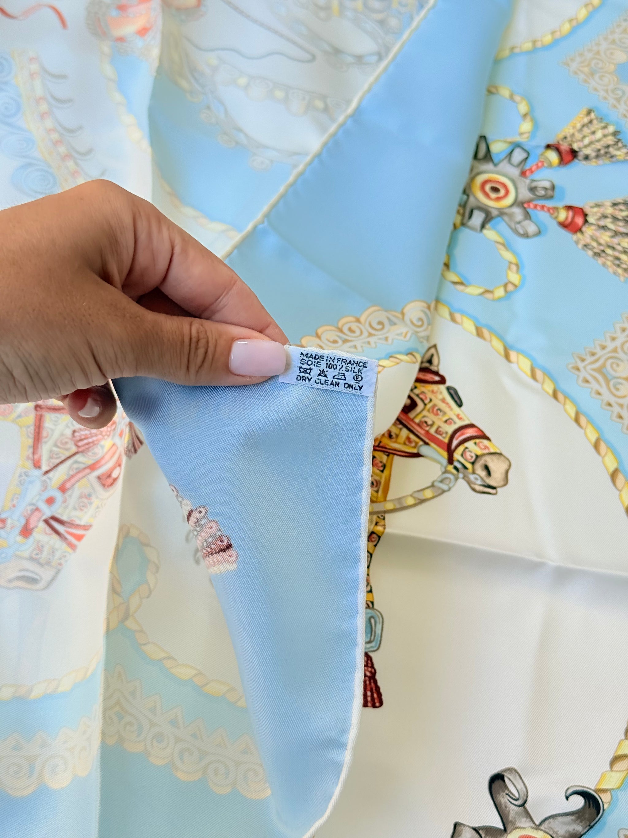 Foulard Hermès – Modèle Paperoles