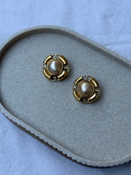 Boucles d’oreilles Chanel vintage - Perle nacrée et CC ajourés