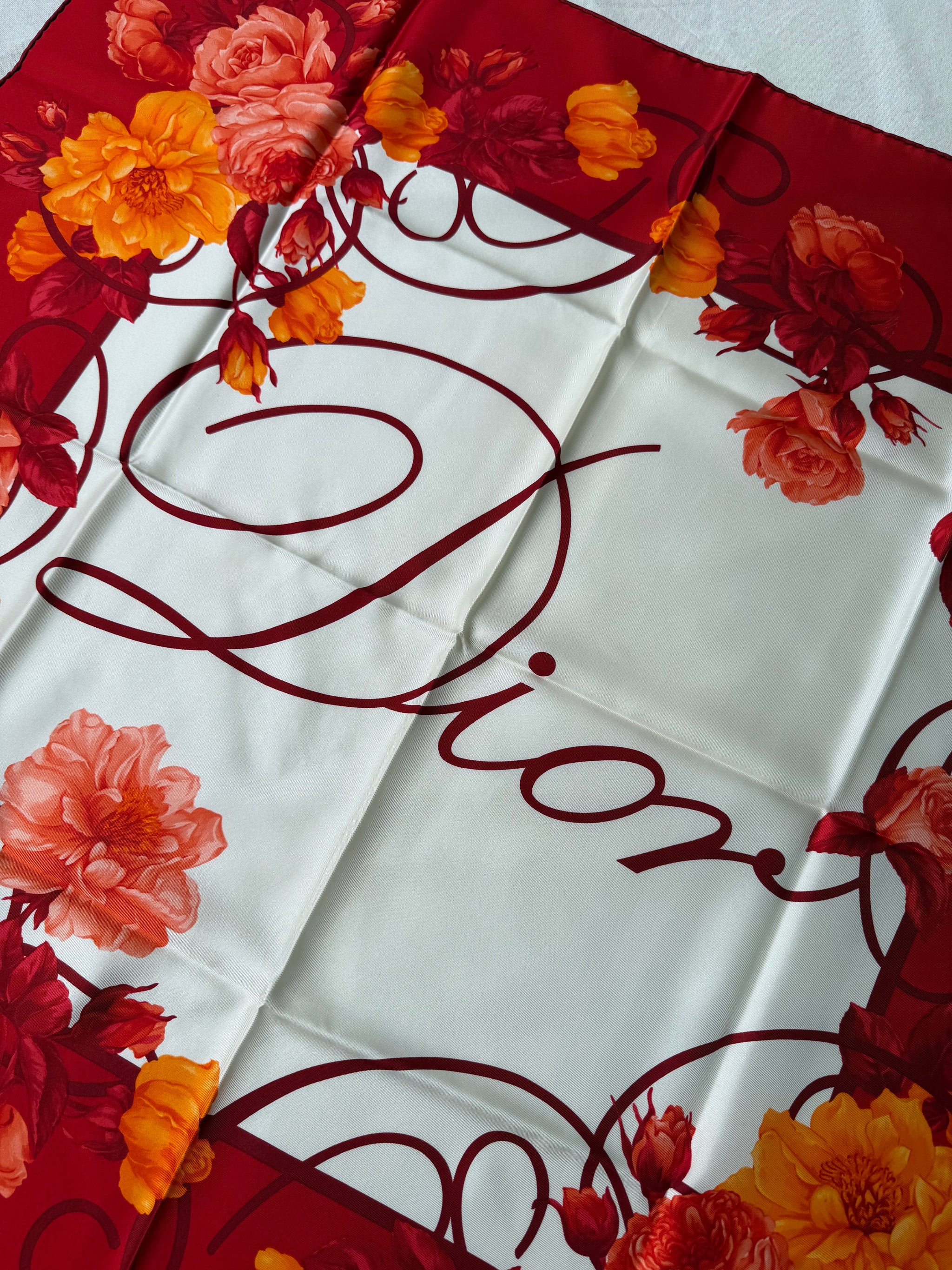 Foulard Christian Dior – Motif floral et inscription Dior