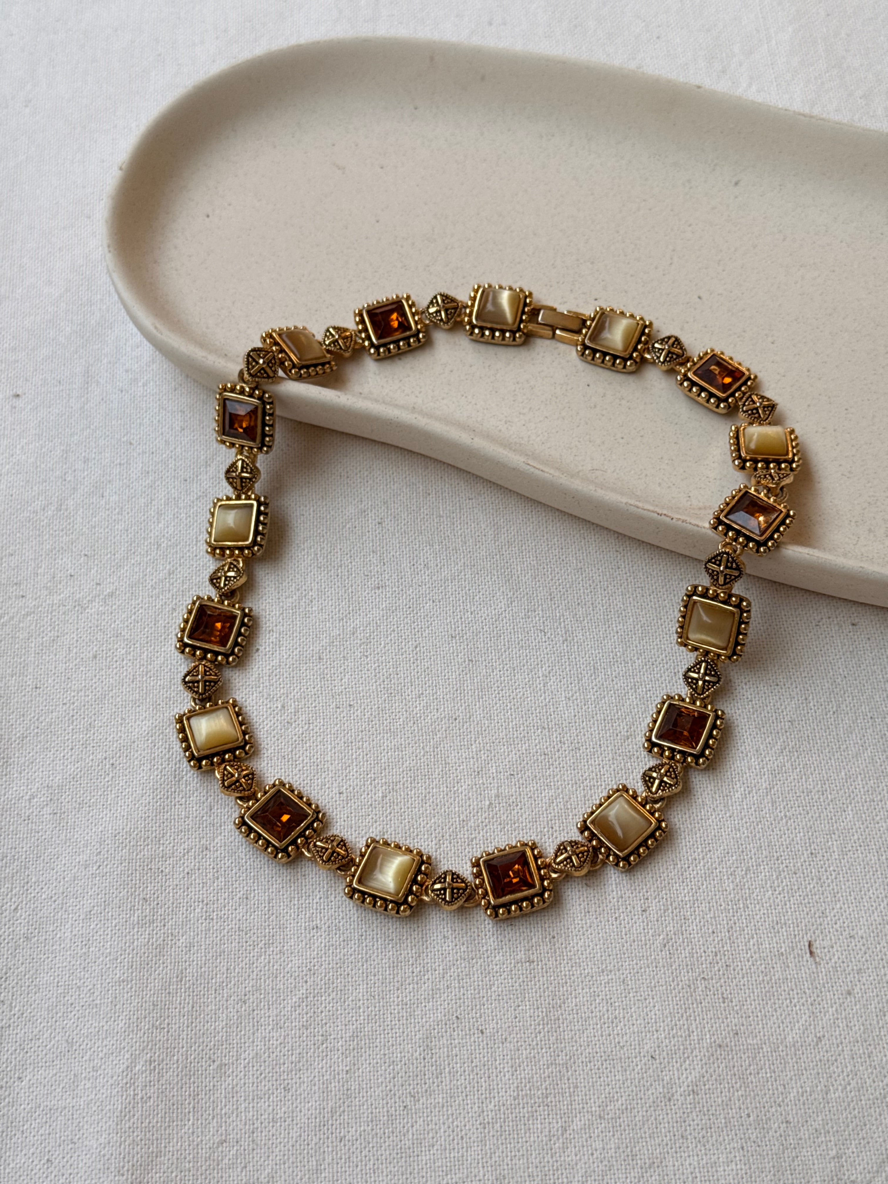 Collier doré vintage - Pierres ambrées et cabochons nacrés
