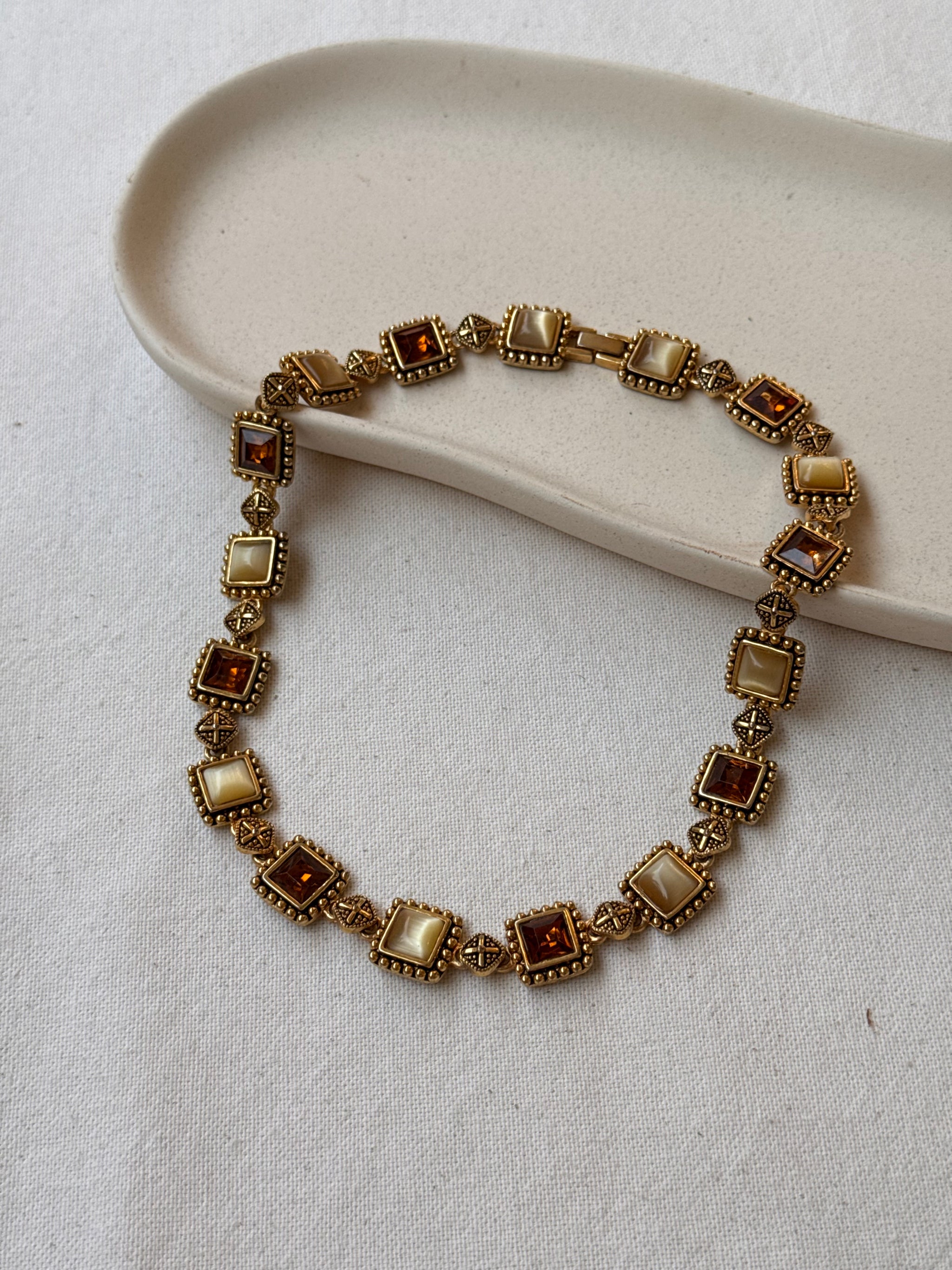 Collier doré vintage - Pierres ambrées et cabochons nacrés