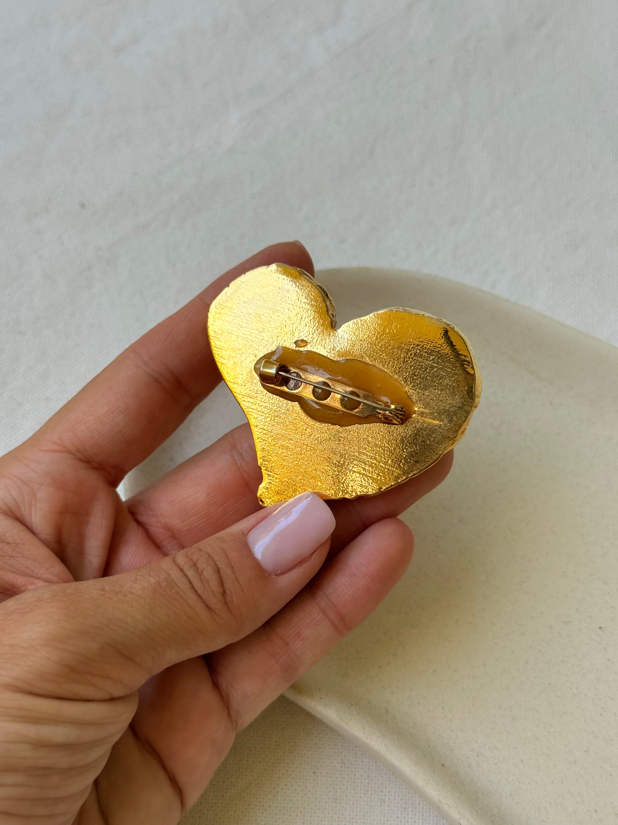 Broche vintage - Cœur texturé en résine