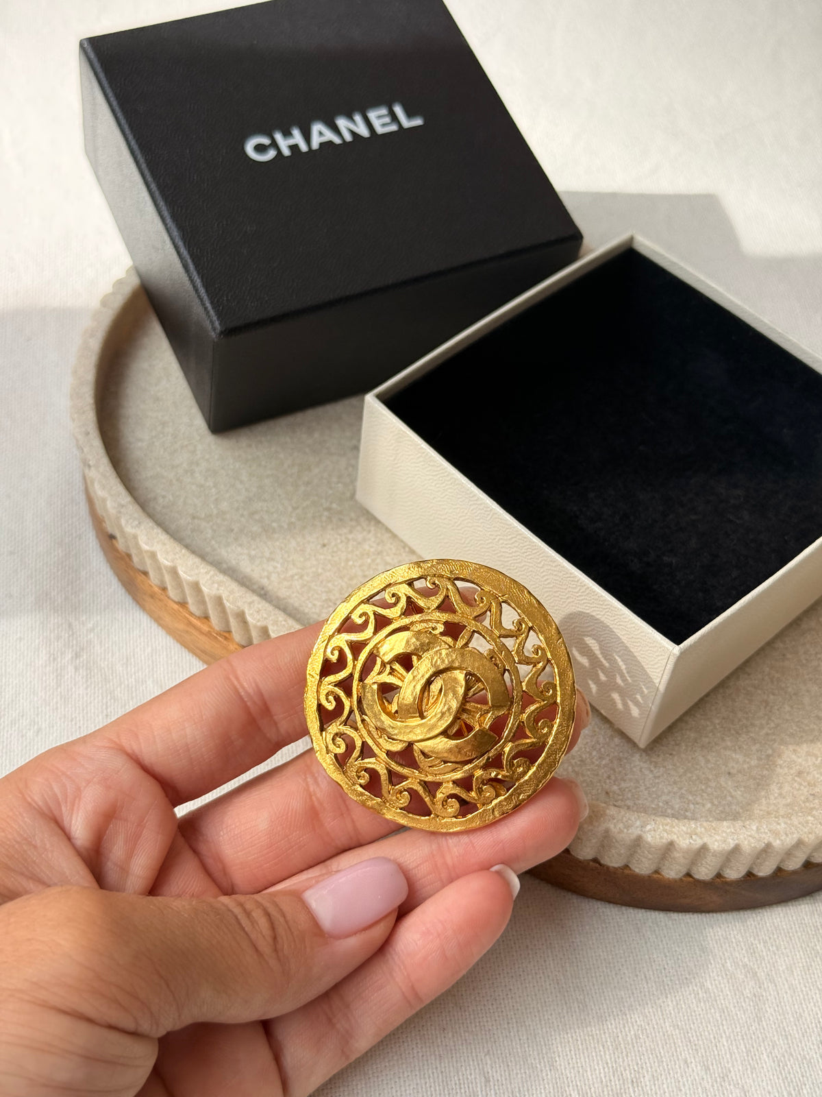 Broche Chanel vintage - Baroque et logo CC