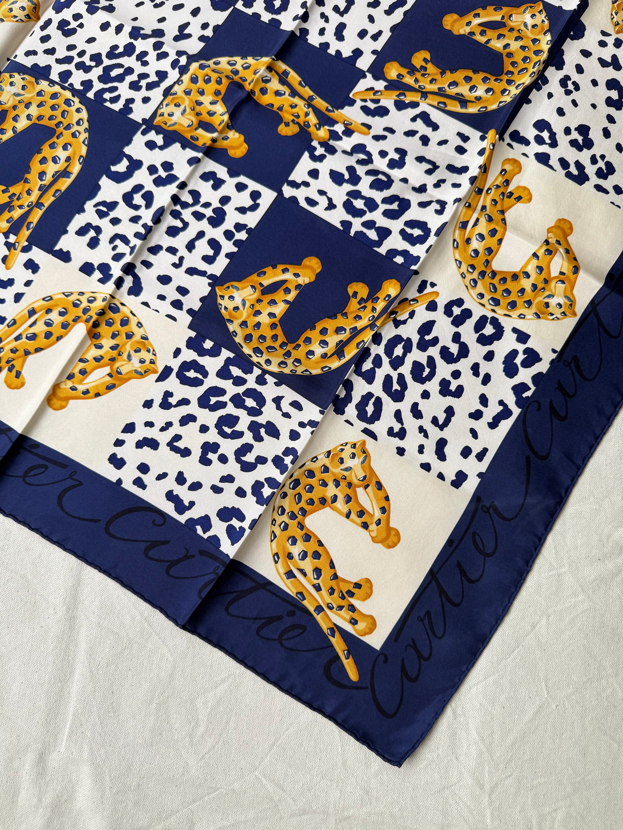 Foulard Cartier – Modèle bleu marine et panthères