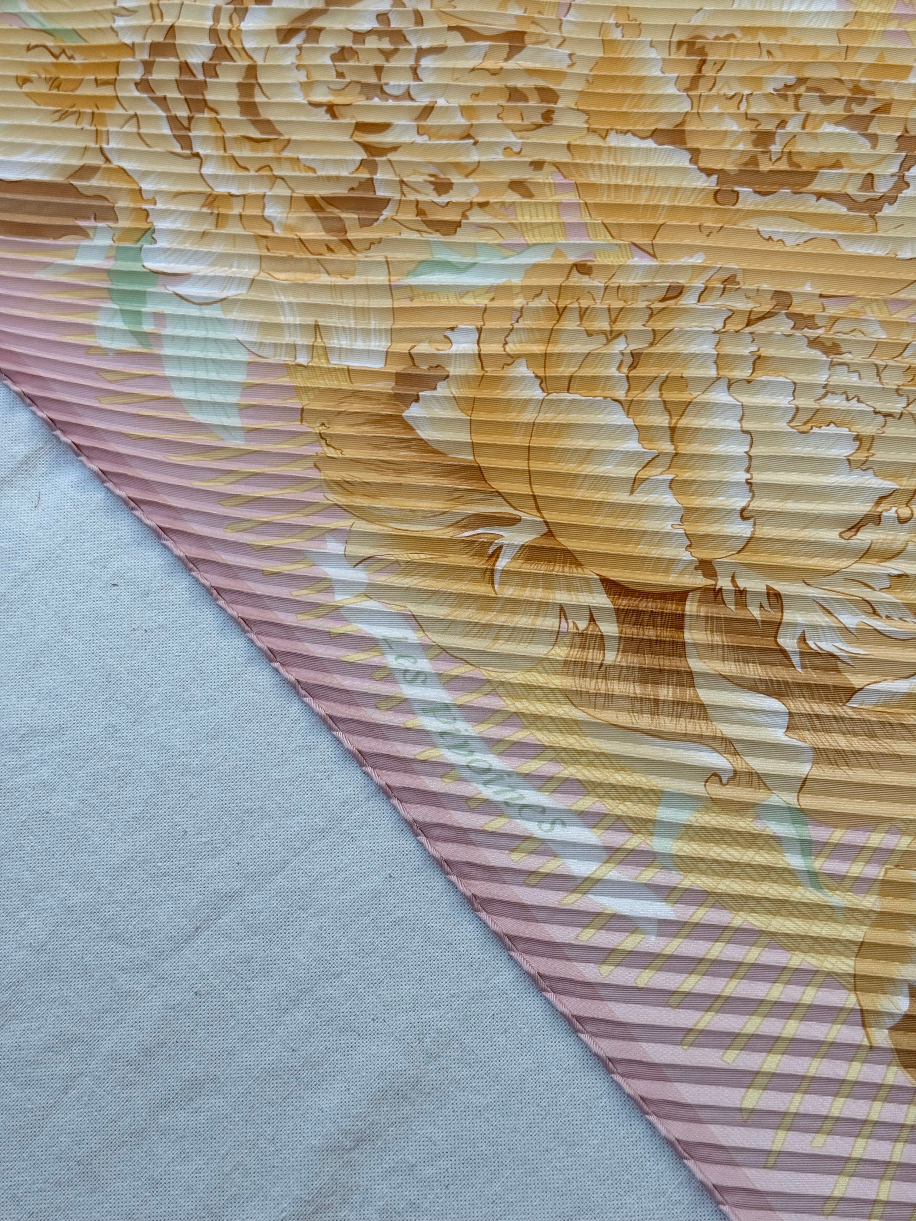 Foulard Hermès plissé – Modèle Les Pivoines