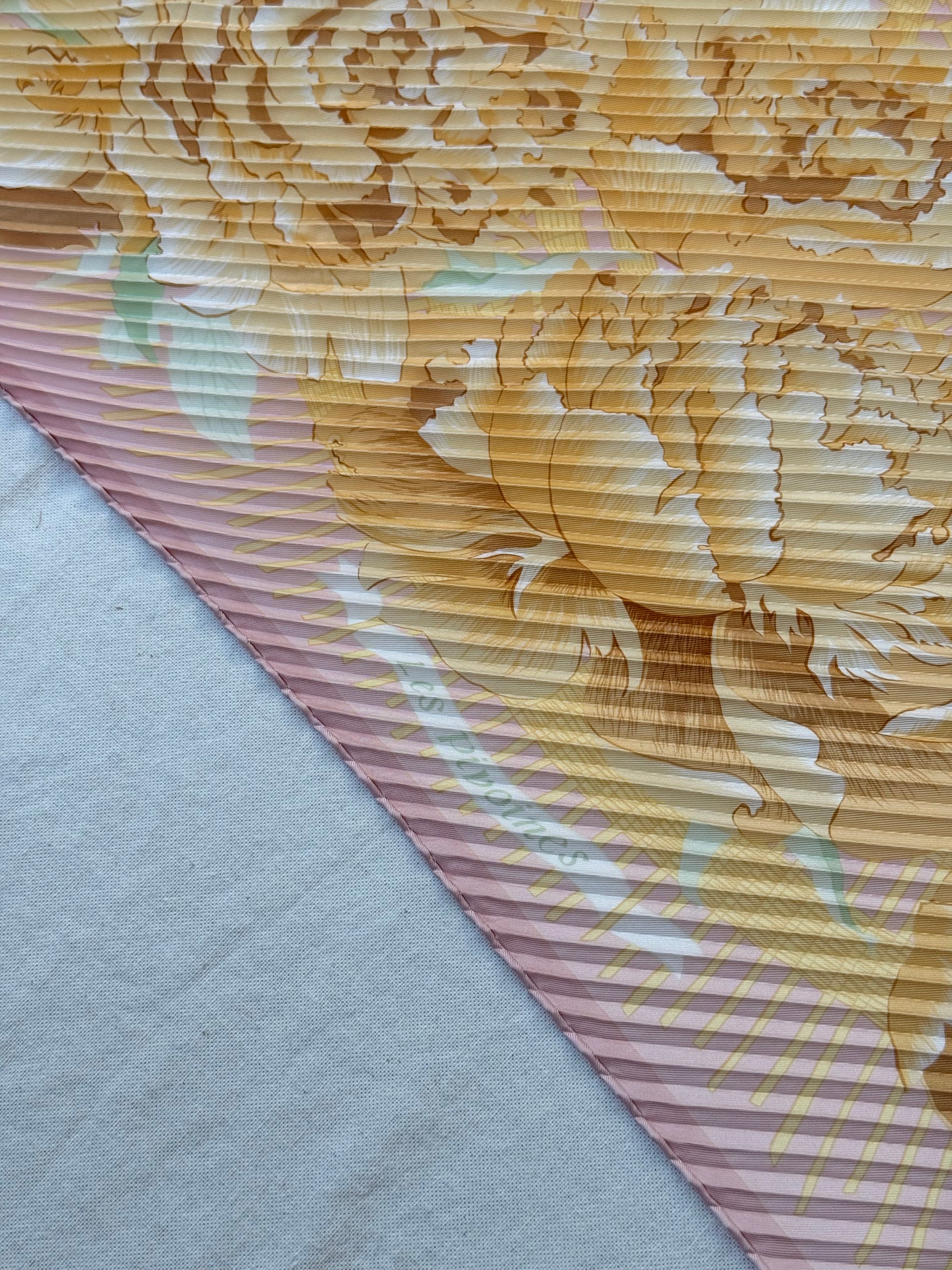 Foulard Hermès plissé – Modèle Les Pivoines
