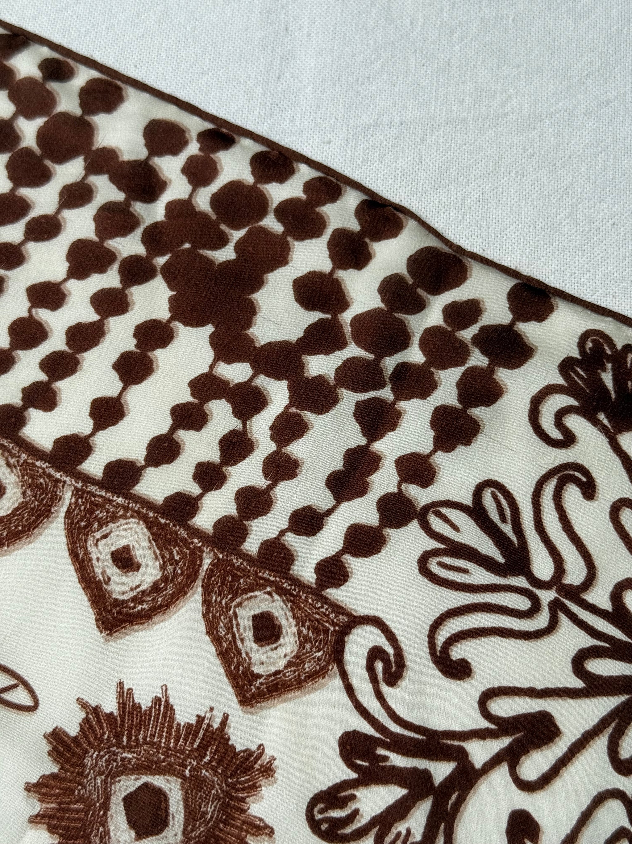 Foulard Christian Dior vintage – Motifs brodés esprit bandana