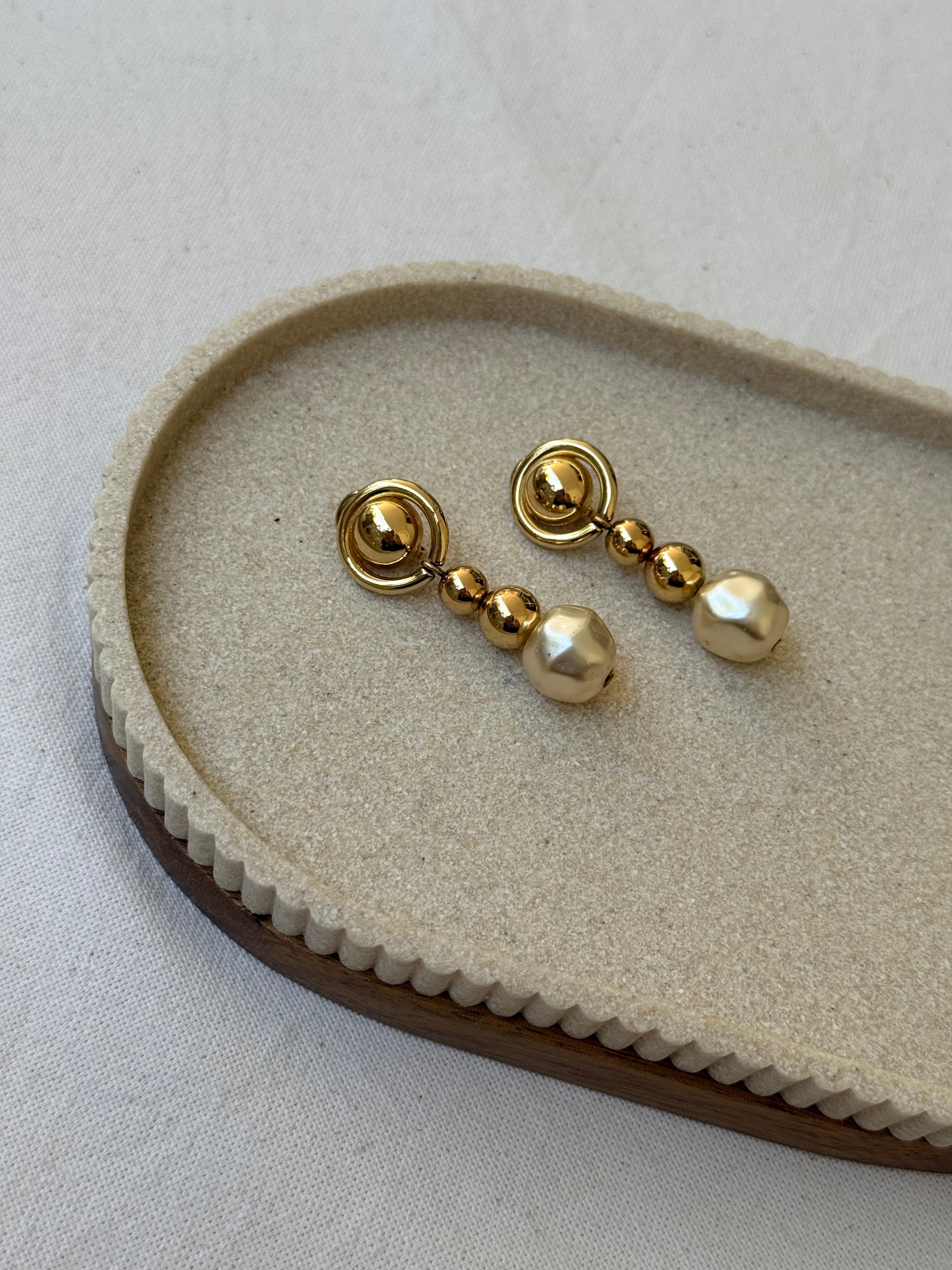Boucles d’oreilles Christian Dior vintage - Pendantes avec perle fantaisie