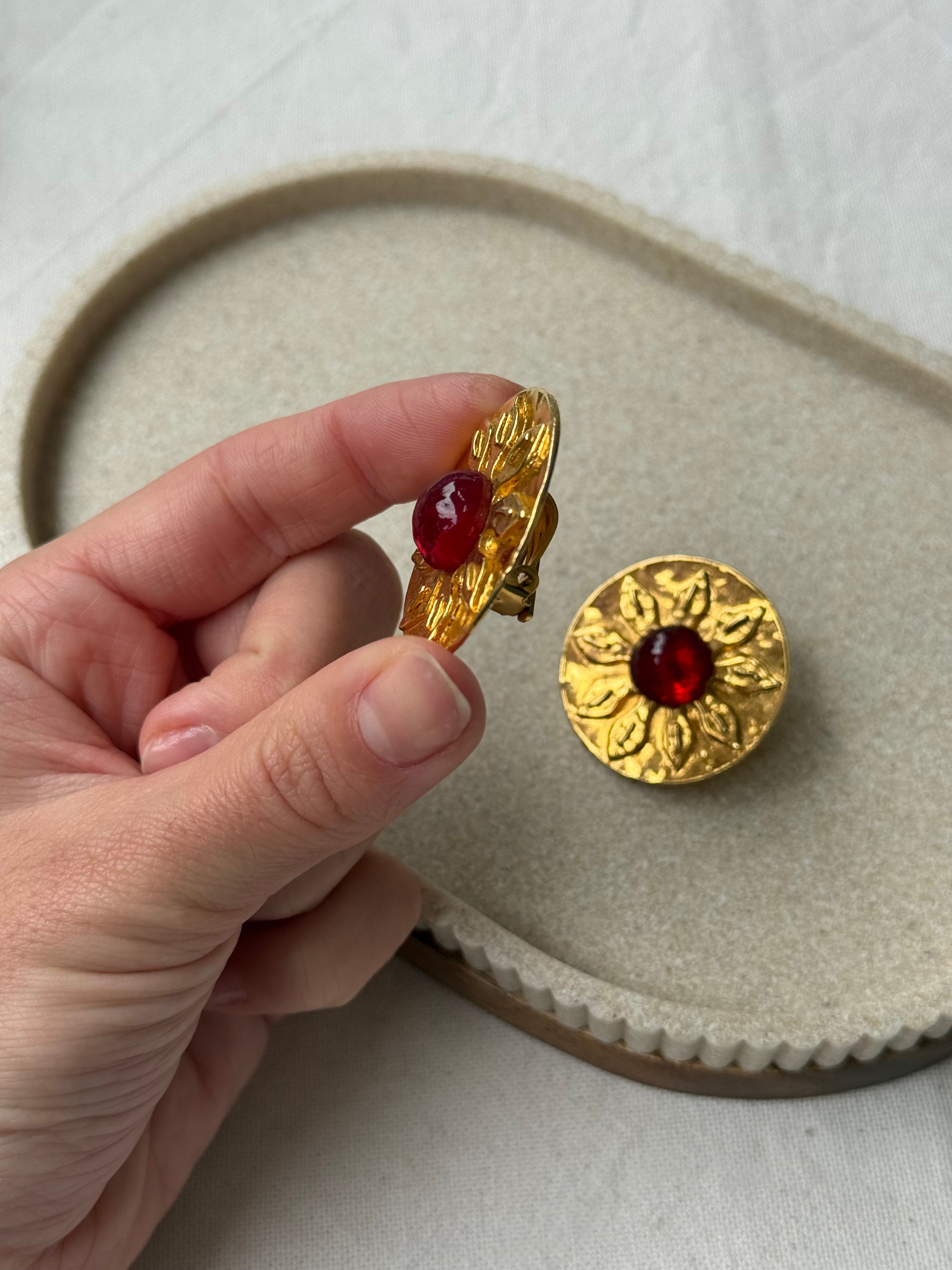 Boucles d’oreilles Carita vintage - Fleurs dorées et cabochon rouge