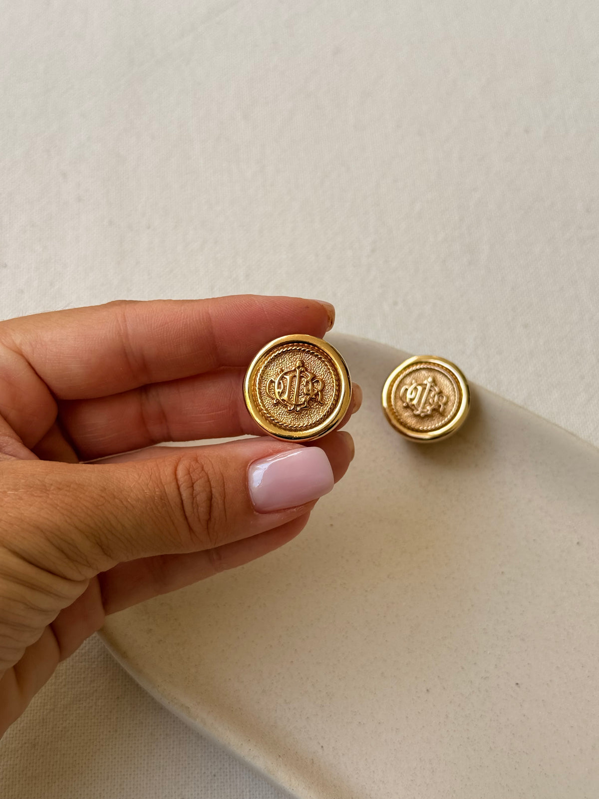 Boucles d’oreilles Christian Dior vintage - Logo Dior