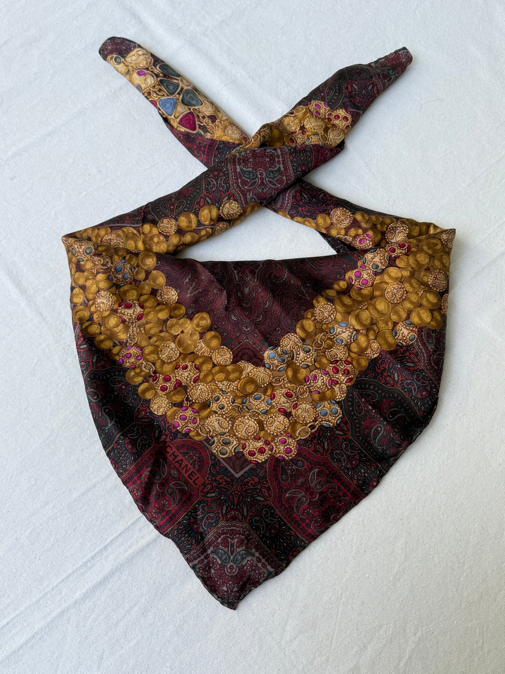 Foulard Chanel – Motif cachemire et bijouteries