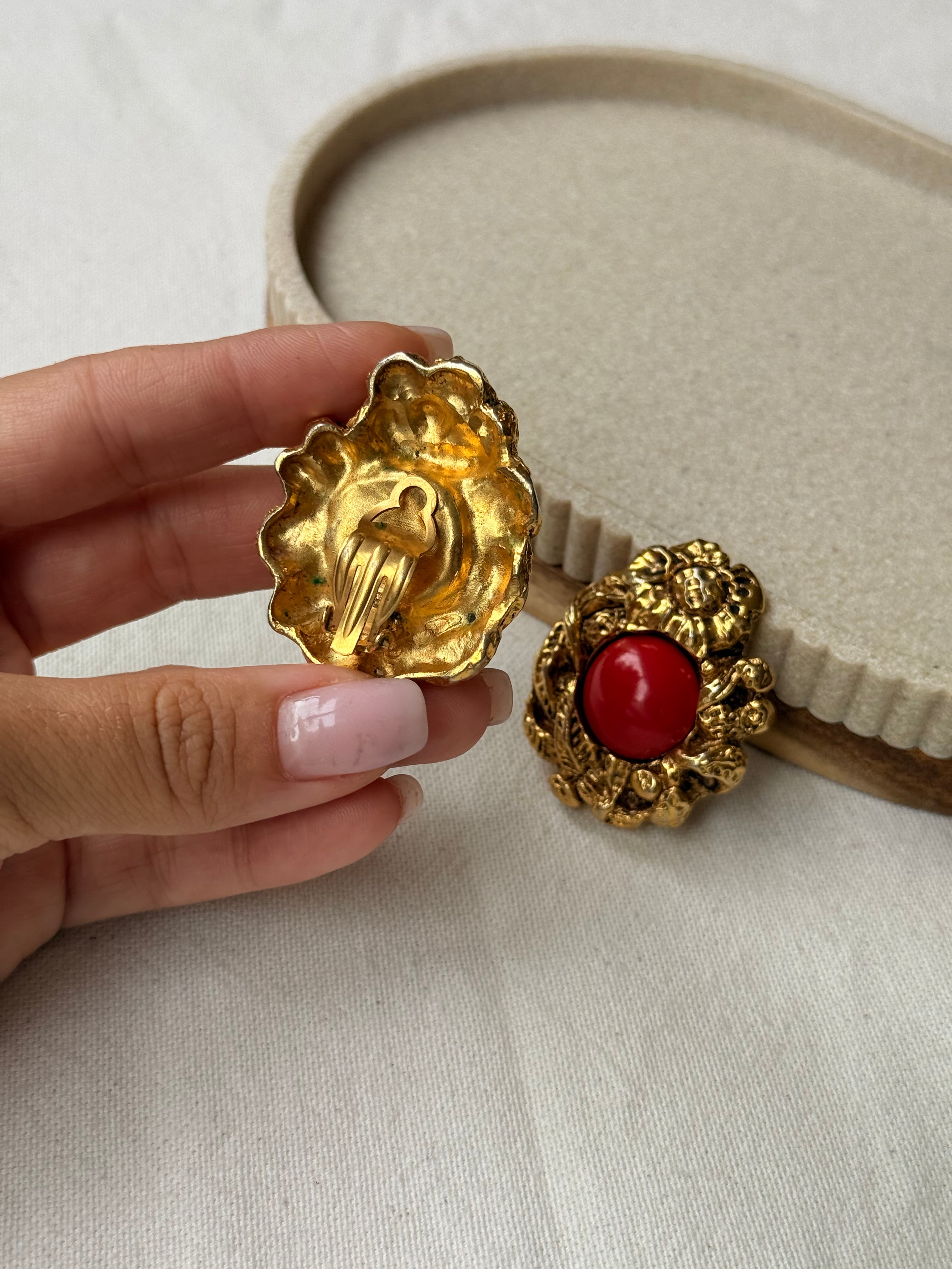 Boucles d’oreilles vintage - Cabochons rouges et motifs floraux