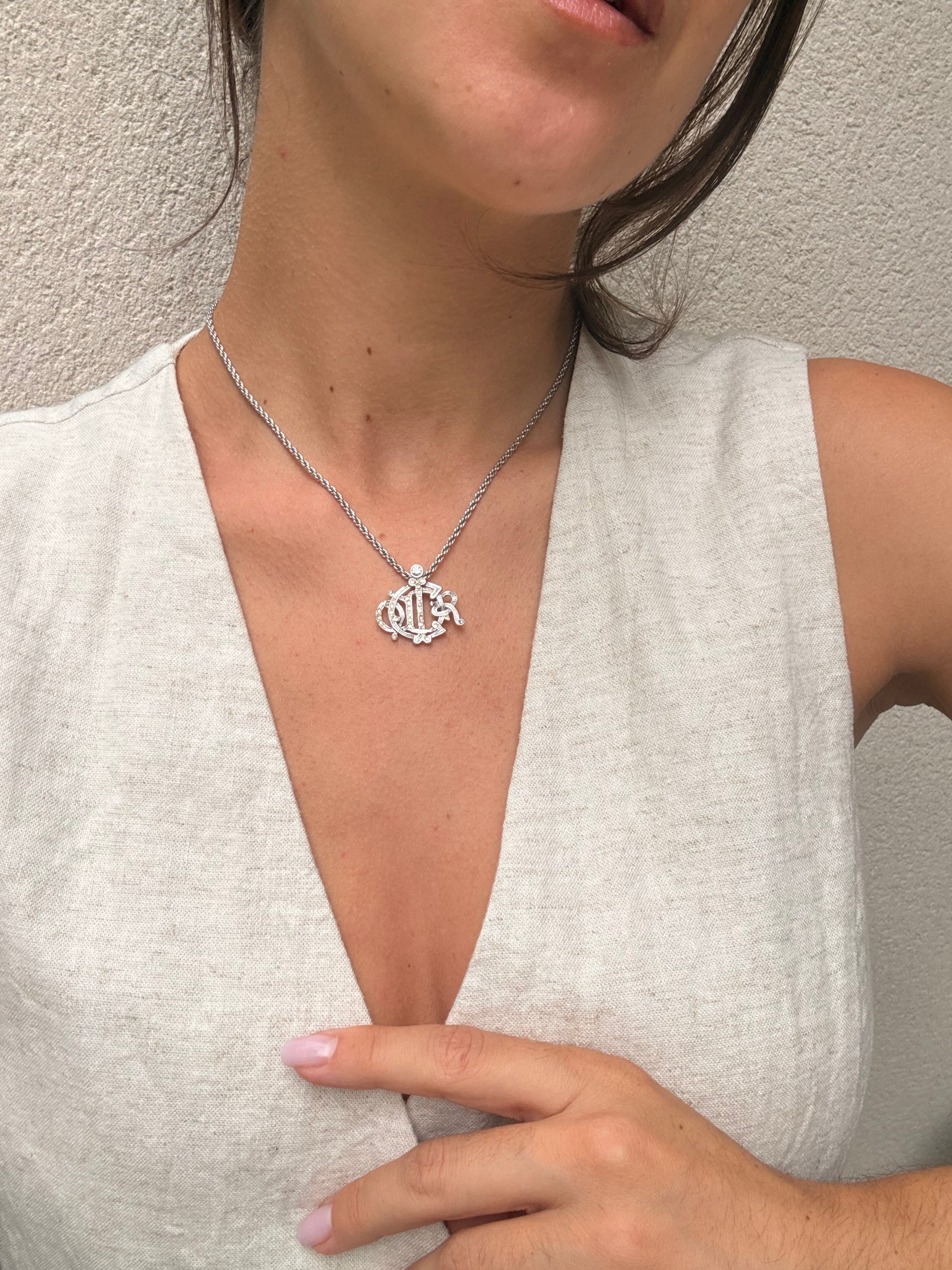 Collier Christian Dior vintage - Médaillon inscription Dior argenté
