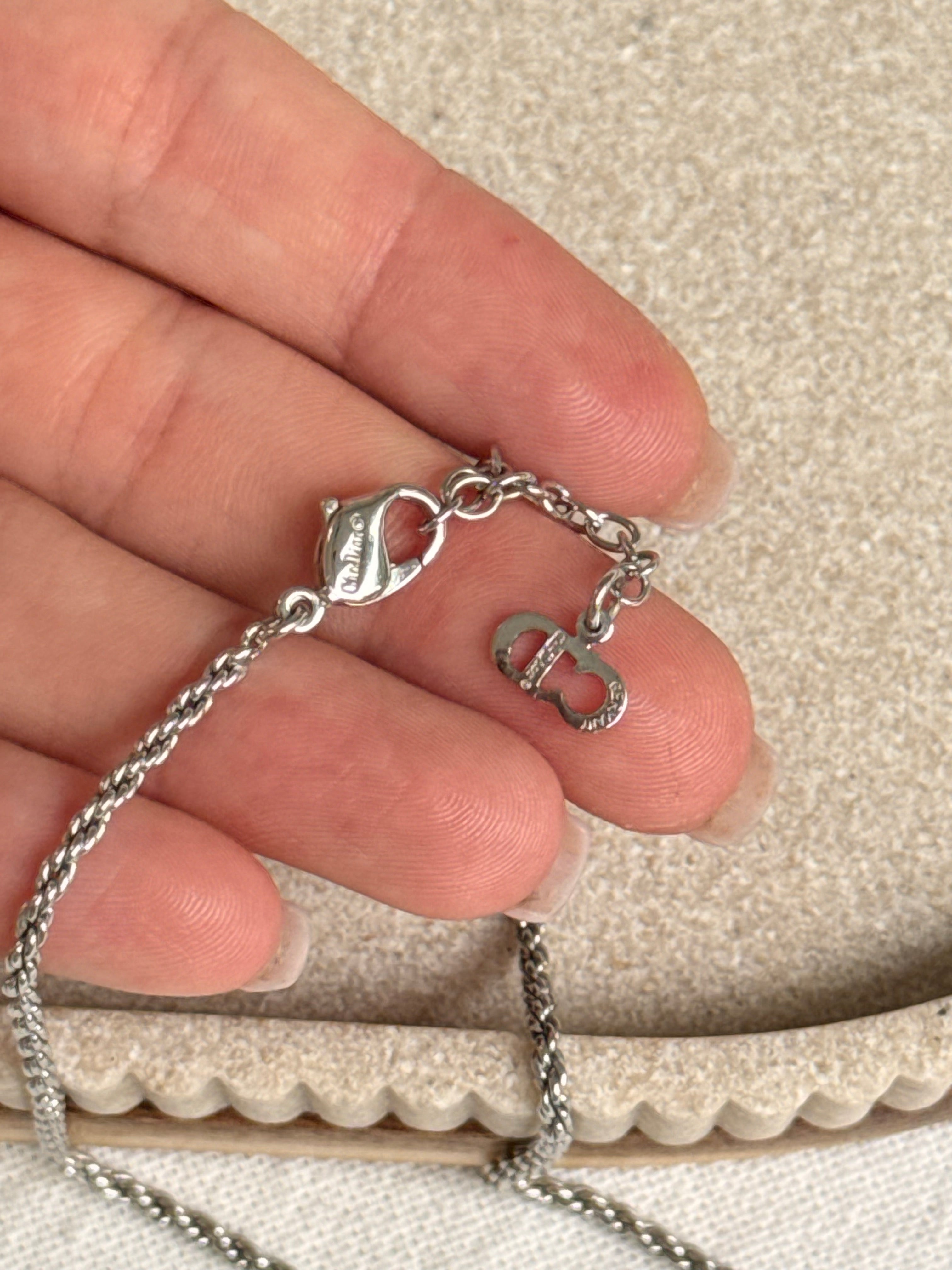 Collier Christian Dior vintage - Médaillon inscription Dior argenté