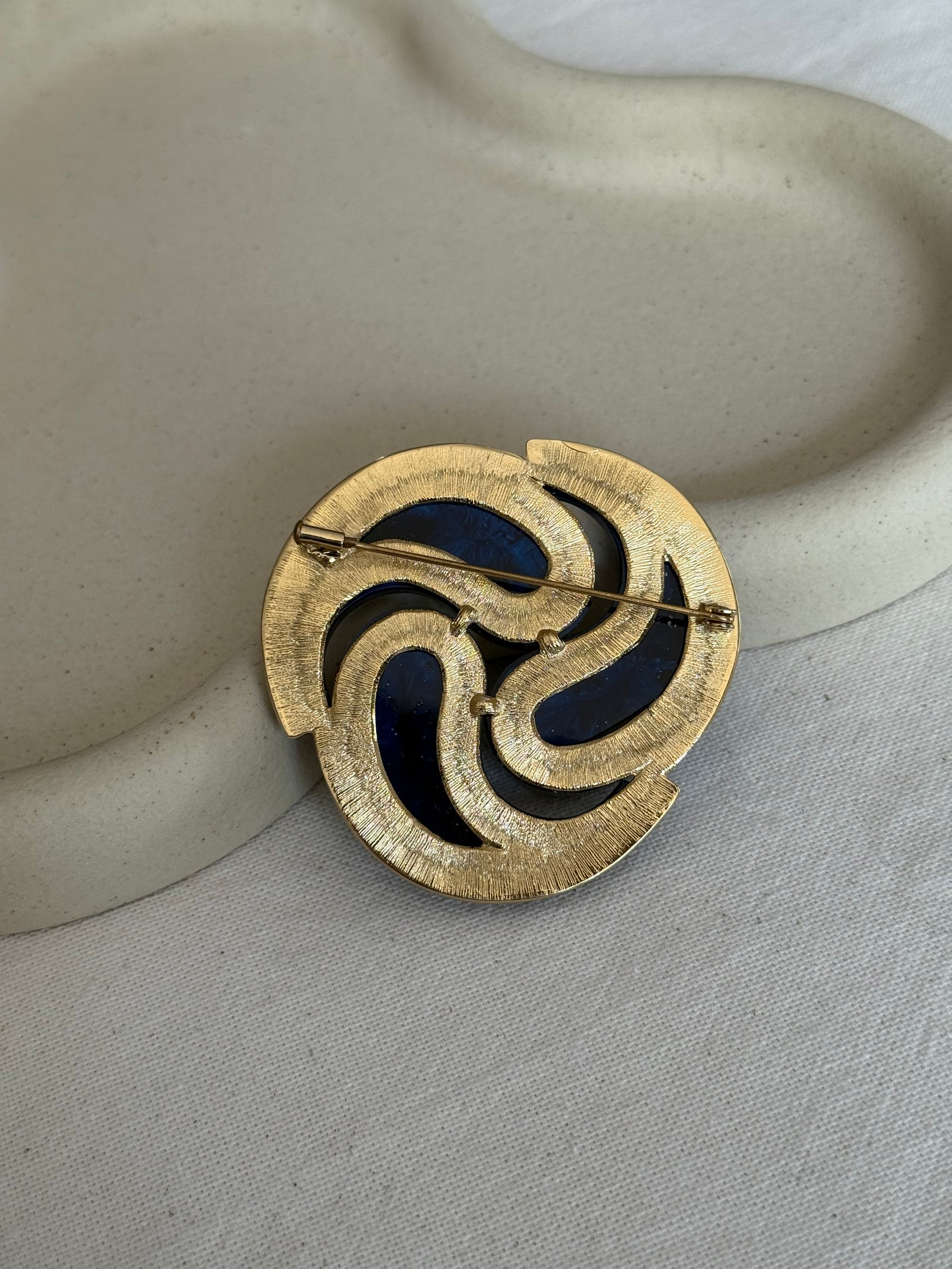 Broche vintage - Spirale bleue et dorée