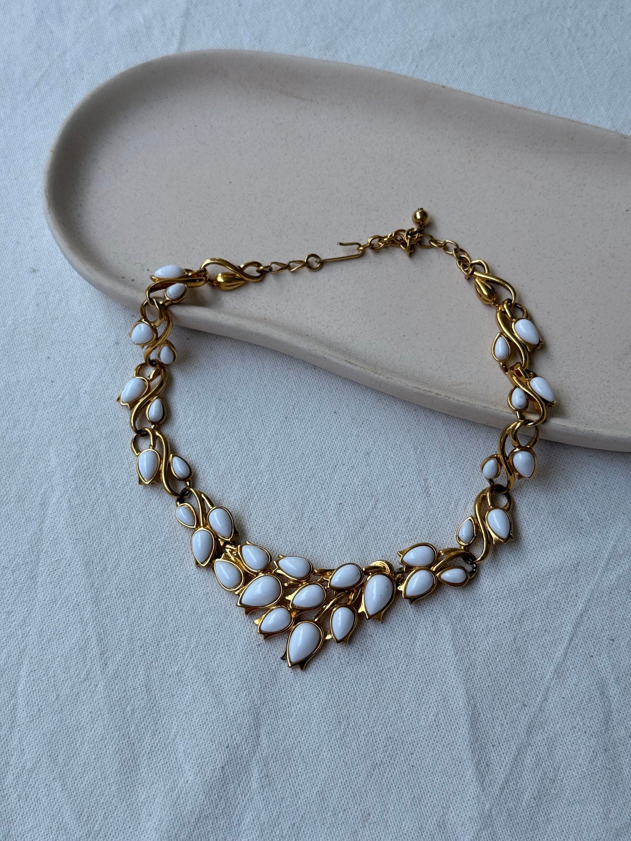 Collier Trifari vintage - Feuillage cabochons blancs