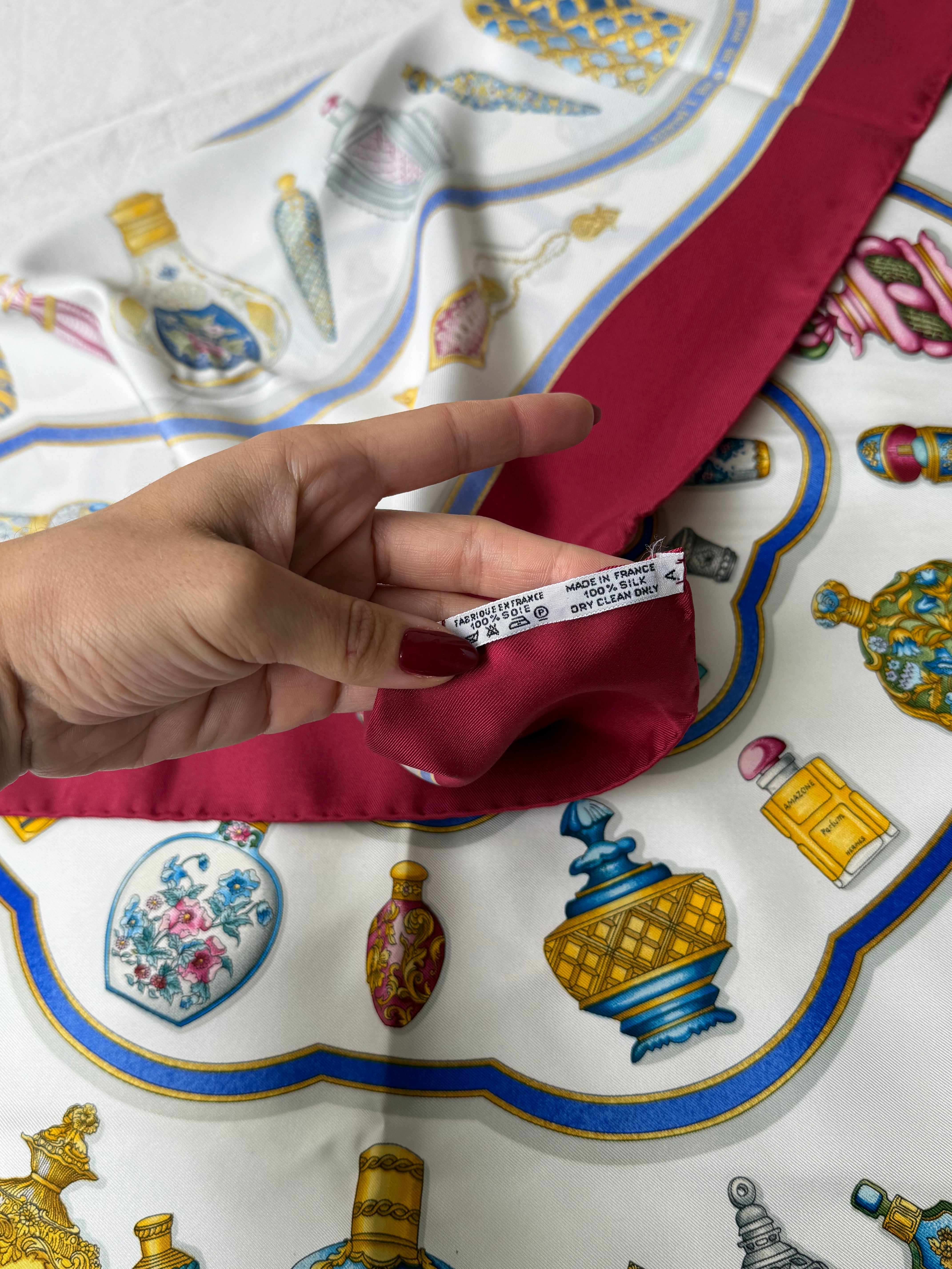 Foulard Hermès – Modèle Qu’importe Le Flacon