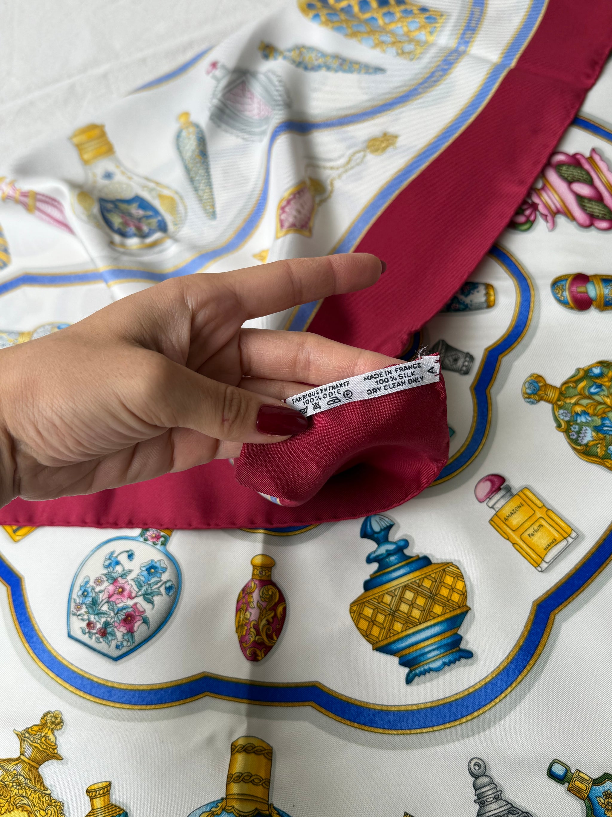 Foulard Hermès – Modèle Qu’importe Le Flacon