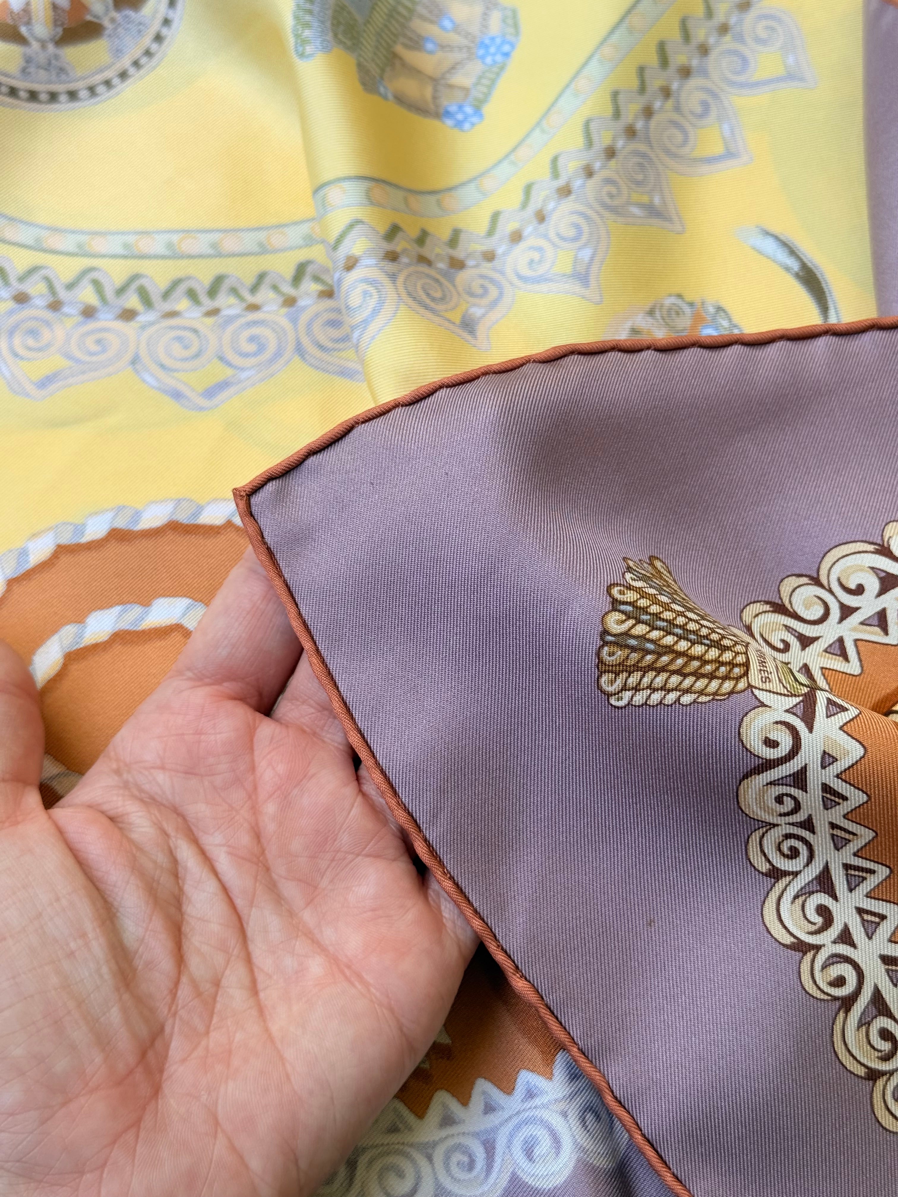 Foulard Hermès – Modèle Paperoles