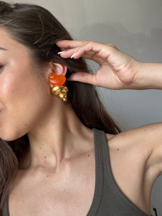 Boucles d’oreilles Christian Dior vintage - Coquillages dorés et résine orange