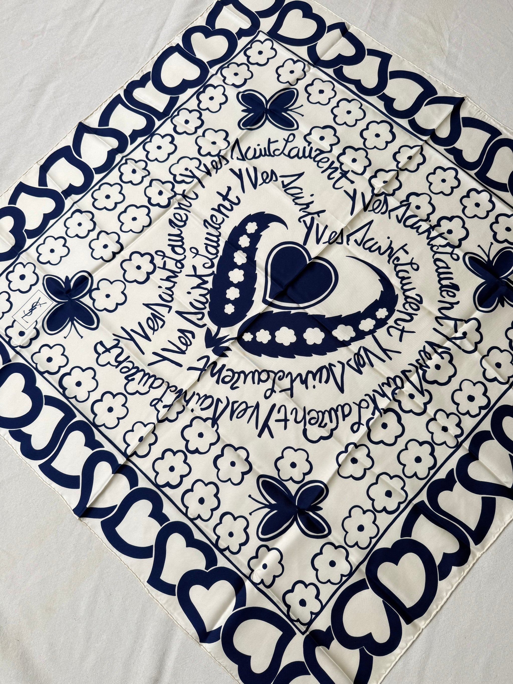 Foulard Yves Saint Laurent – Cœurs et fleurs