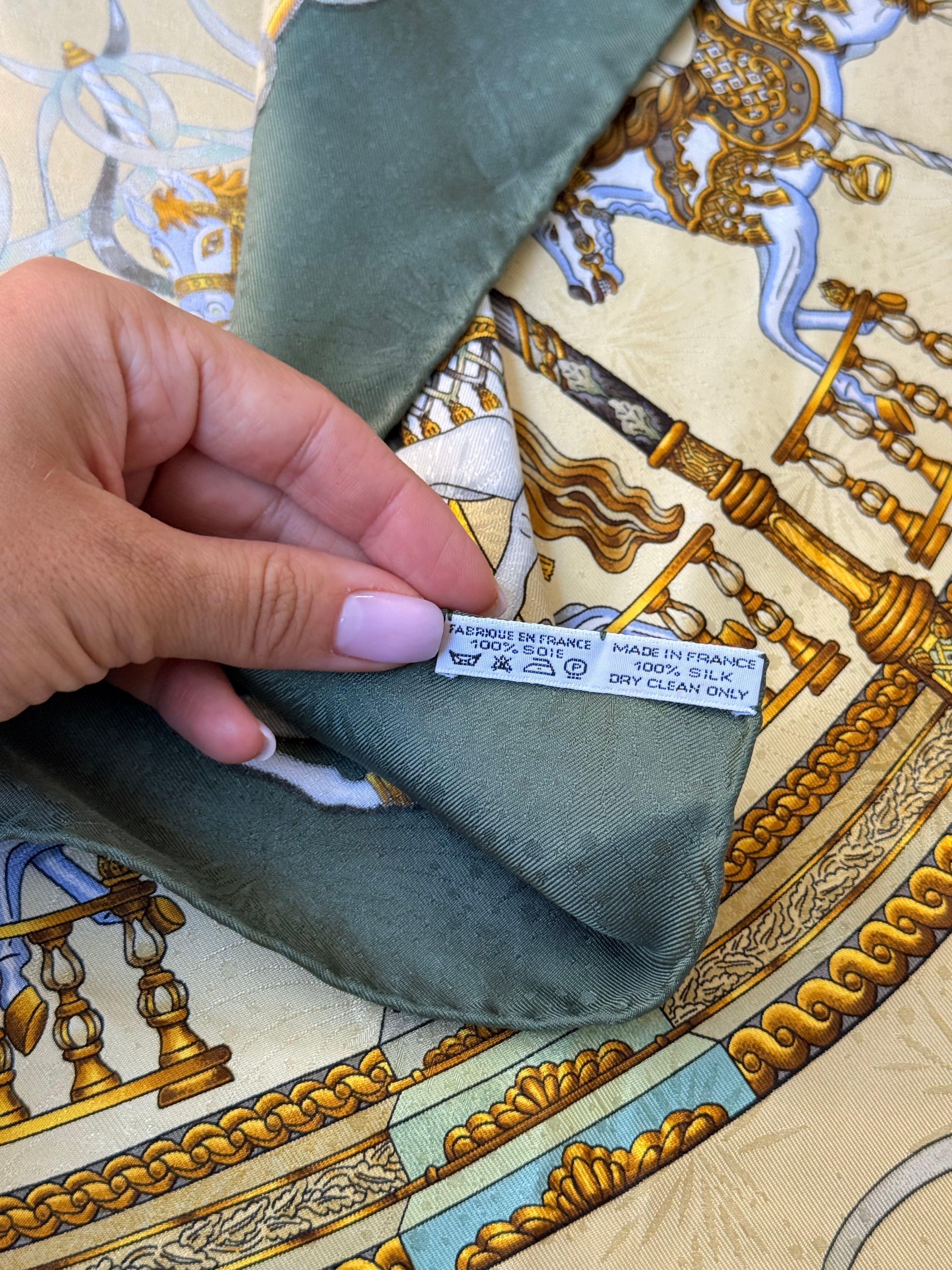 Foulard Hermès – Modèle Luna Park