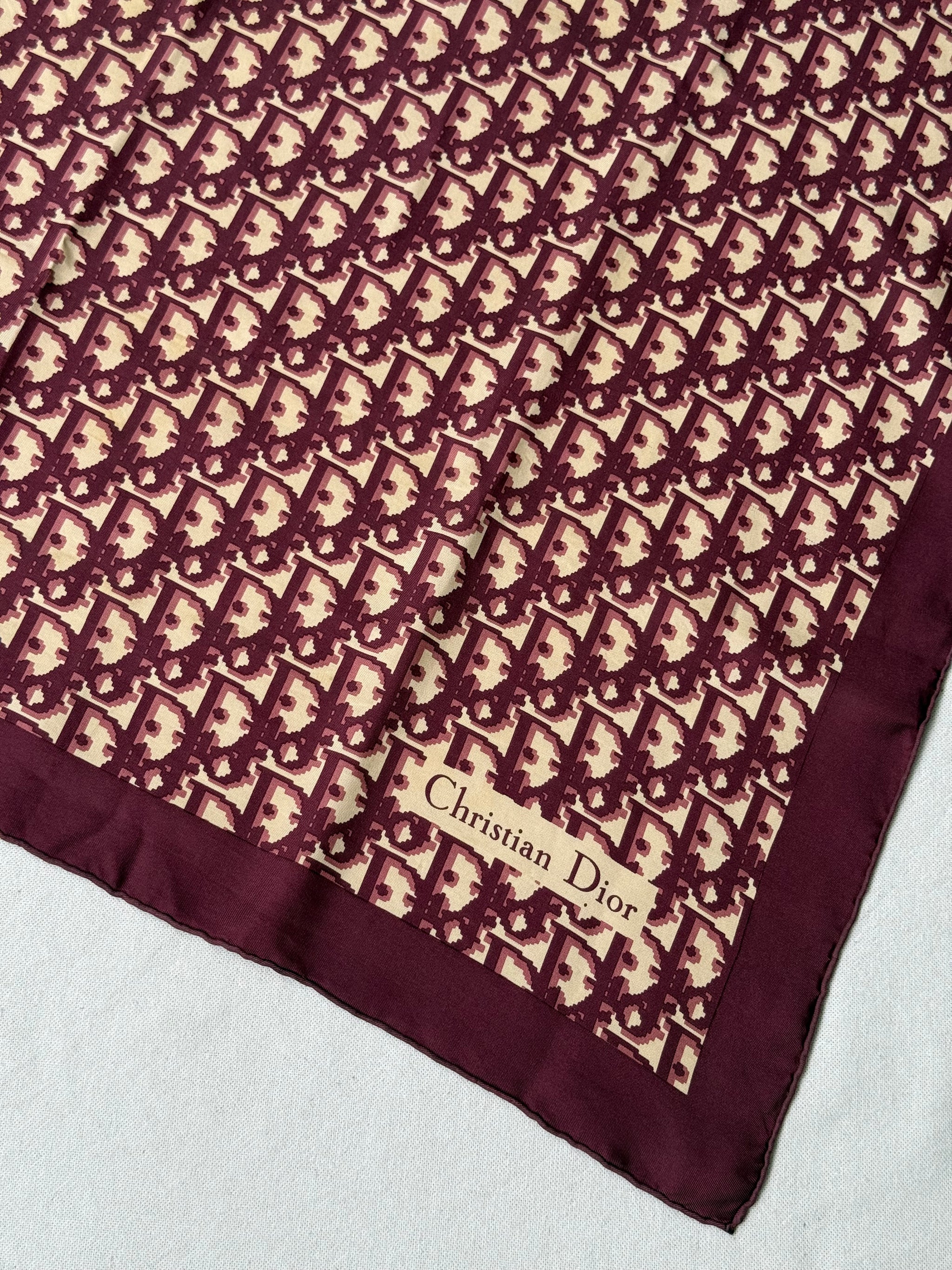 Foulard Christian Dior – Modèle monogramme bordeaux
