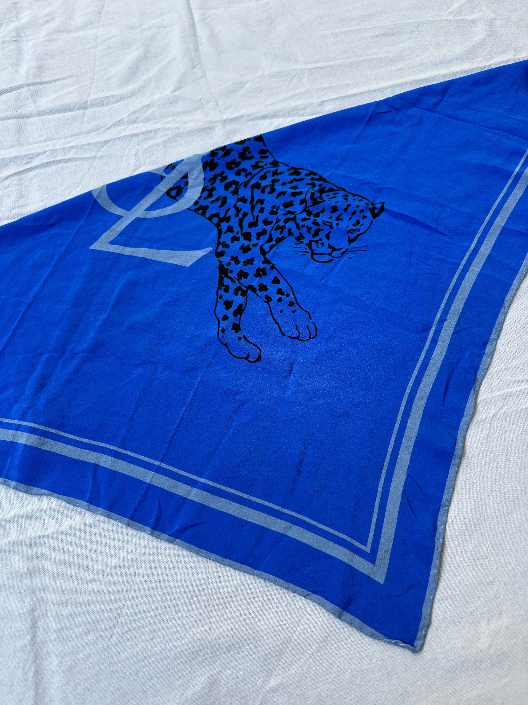 Foulard Yves Saint Laurent – Modèle bleu roi et panthère noire