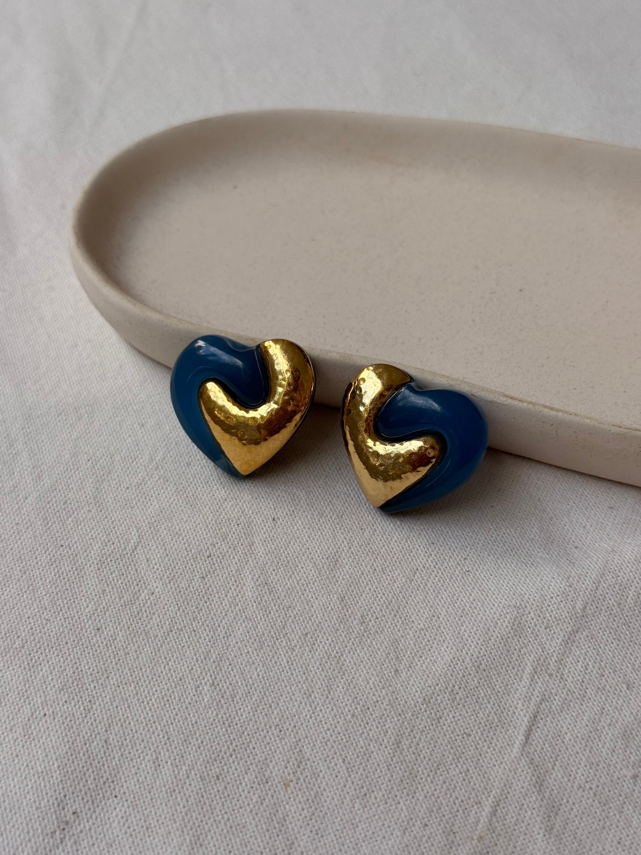 Boucles d’oreilles vintage - Cœur en résine bleue et dorée