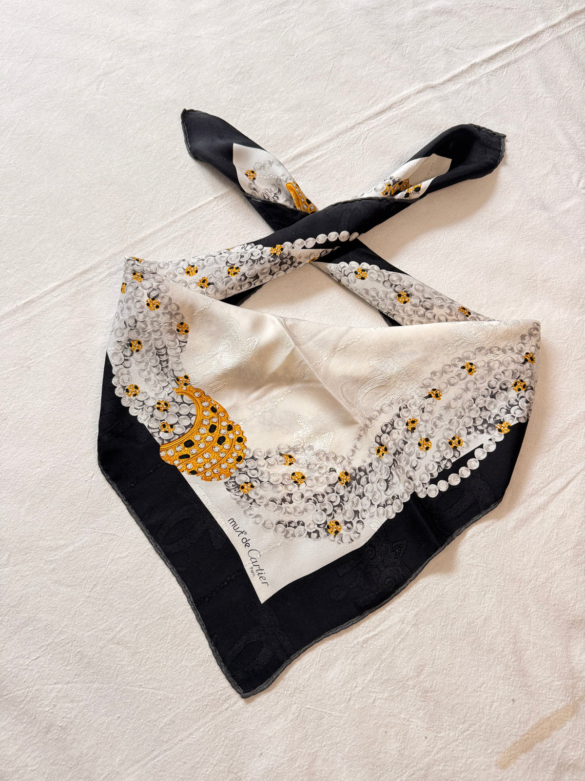 Foulard Cartier – Motif panthère et bijouterie