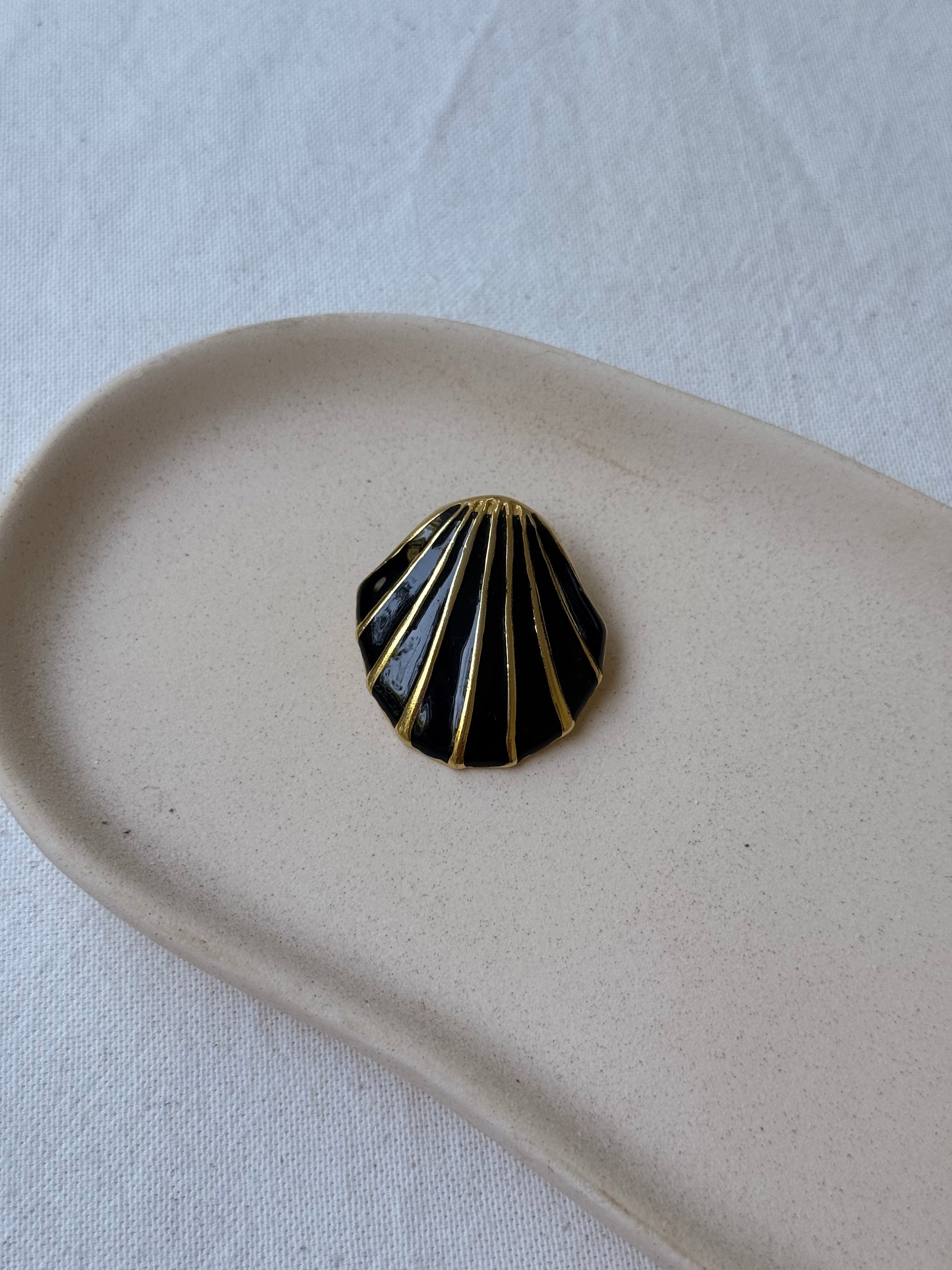 Broche vintage - Motif coquillage émaillé noir et doré