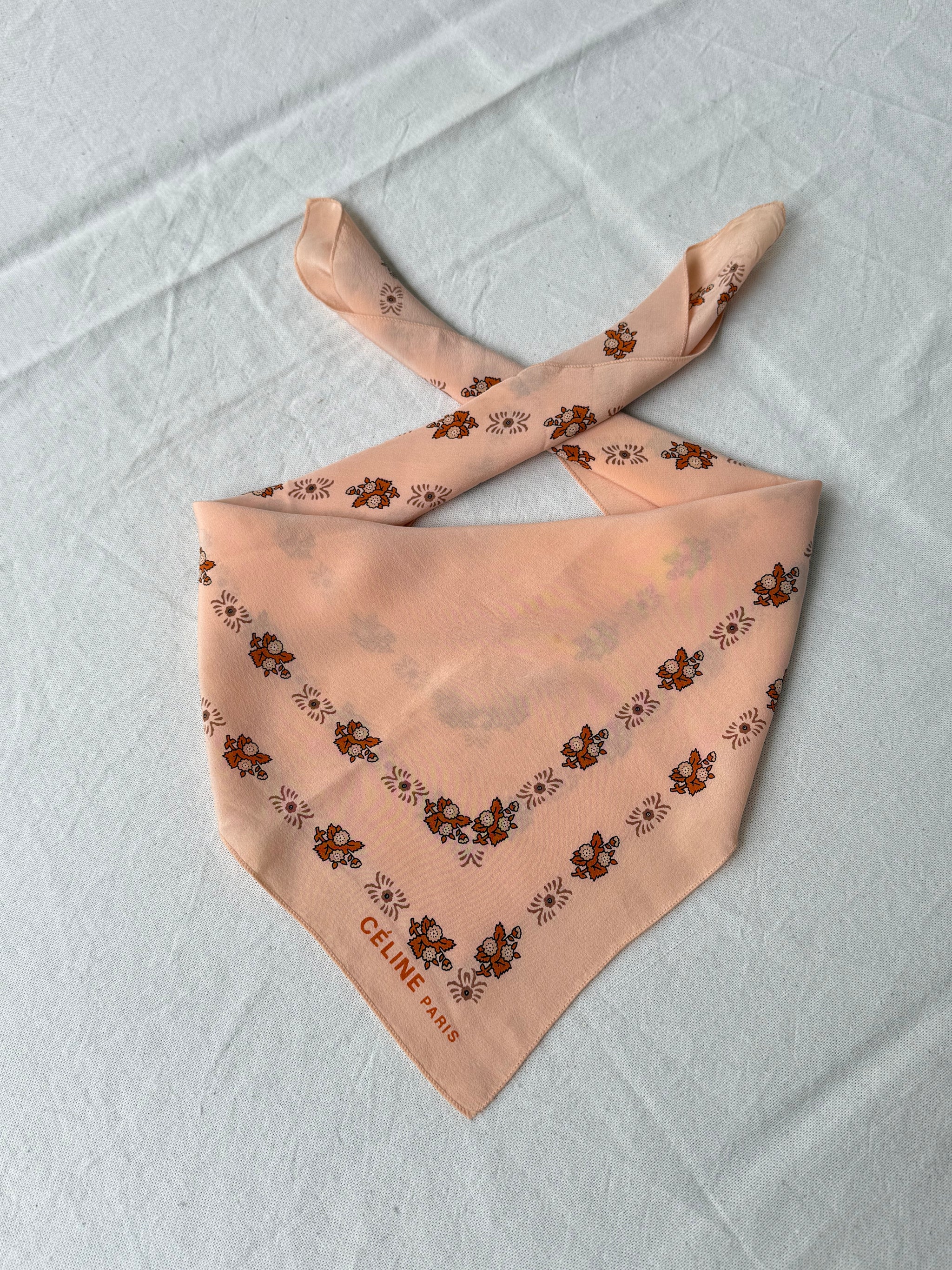Foulard Céline – Motifs floraux sur fond nude poudré