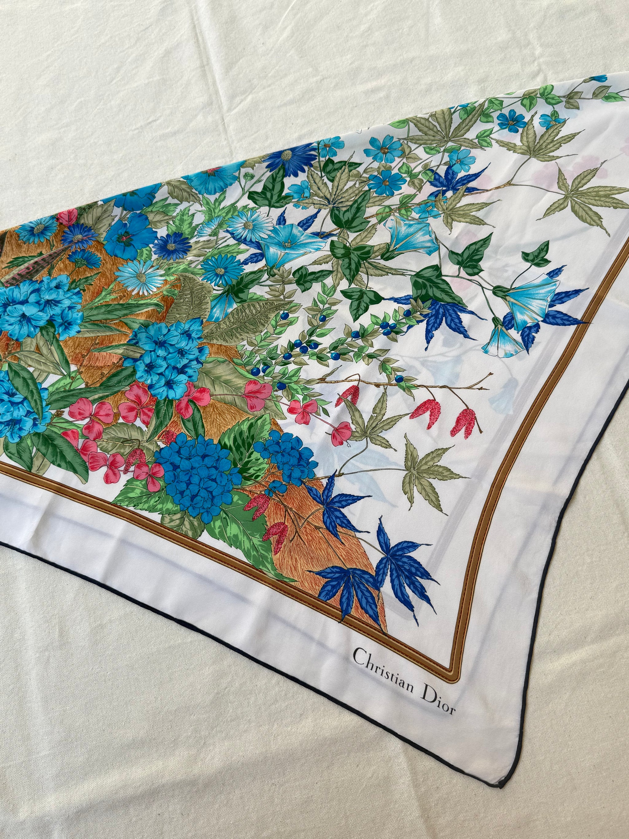 Foulard Christian Dior – Modèle blanc fleuris