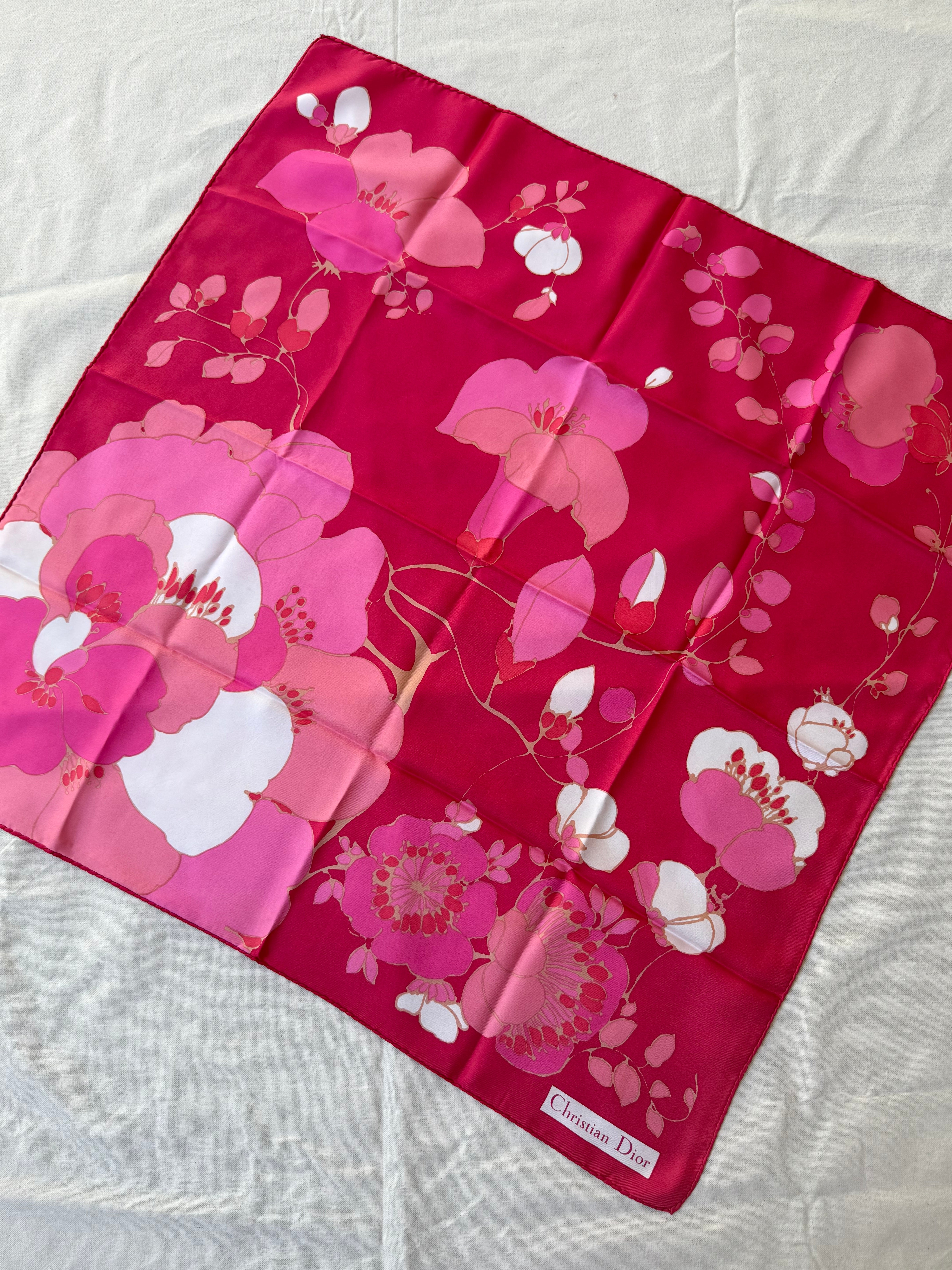 Foulard Christian Dior – Modèle fleurs fuchsia