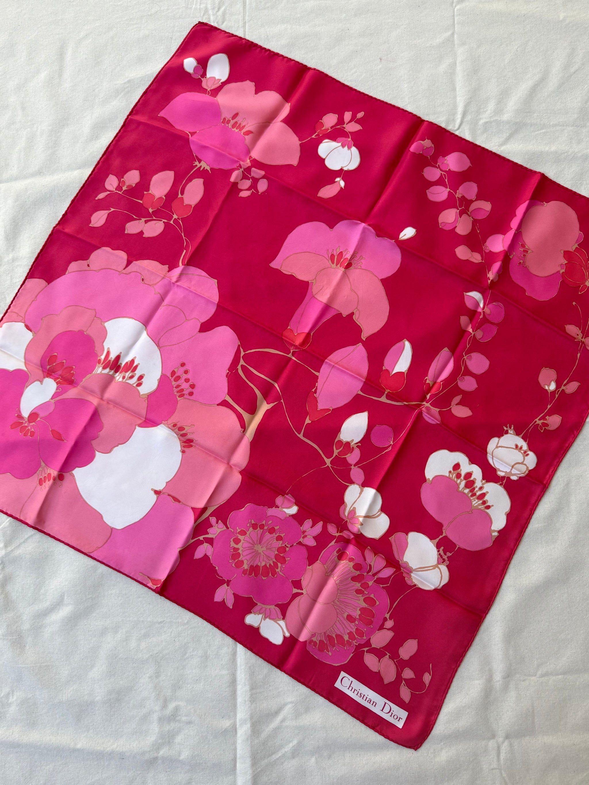 Foulard Christian Dior – Modèle fleurs fuchsia