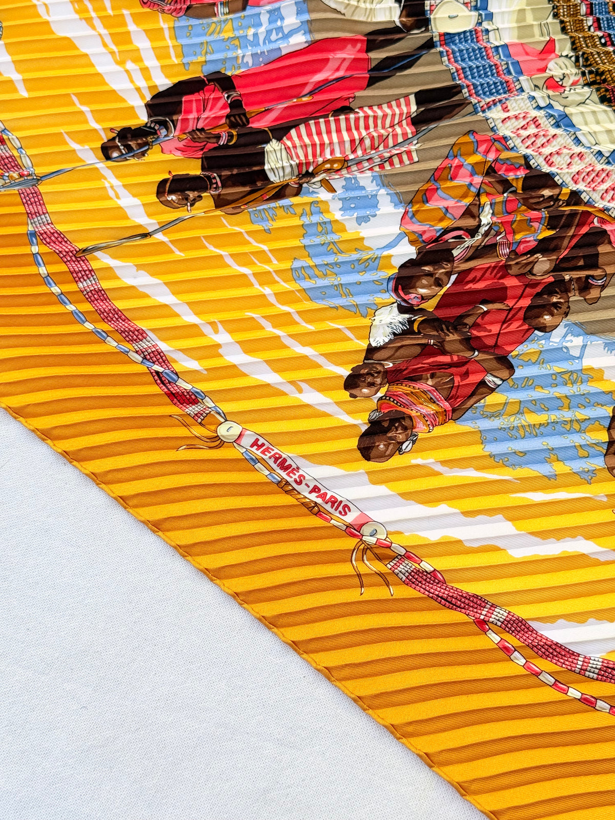 Foulard Hermès plissé – Modèle Perles du Kenya