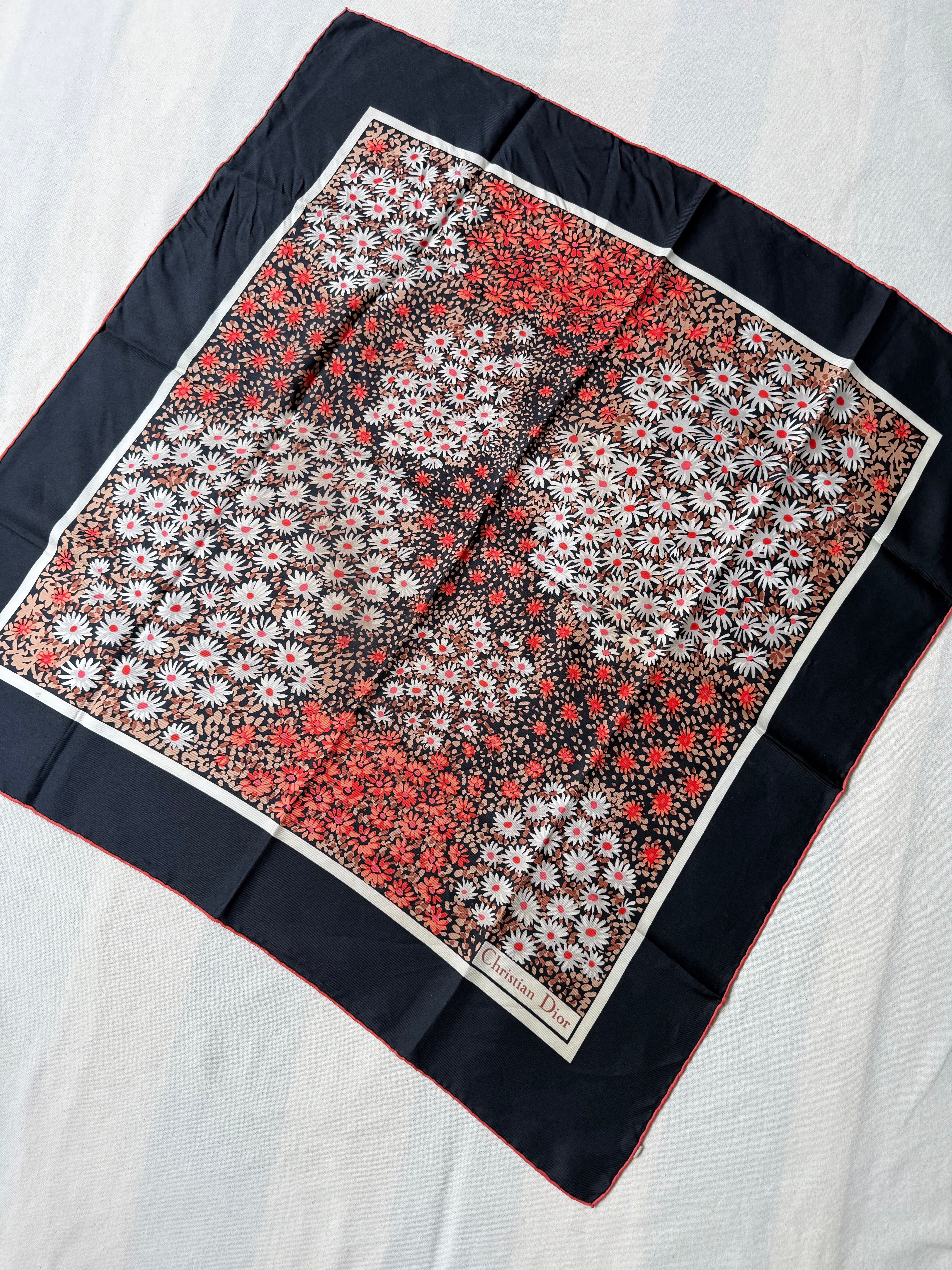 Foulard Christian Dior – Modèle noir à fleurs