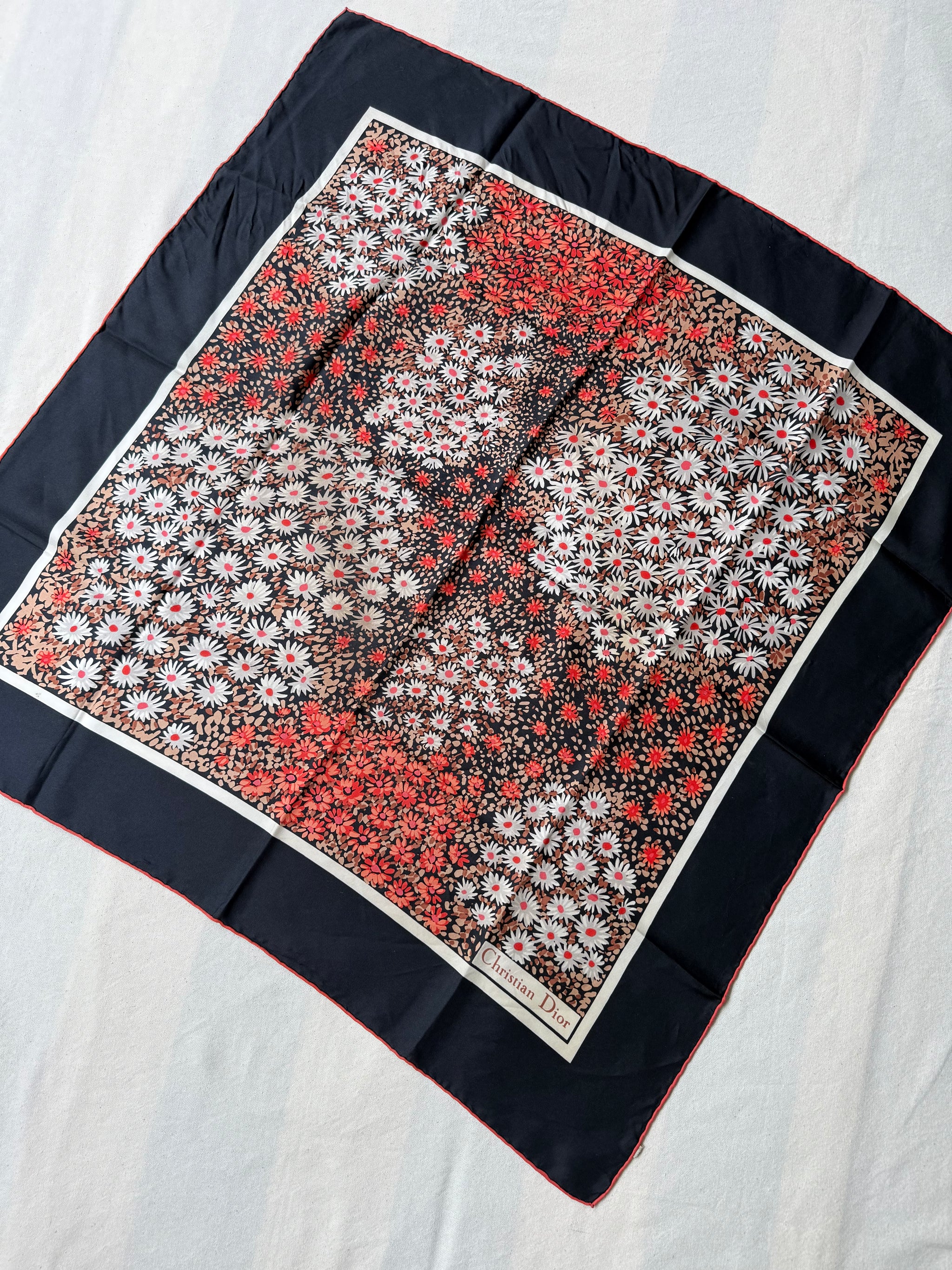 Foulard Christian Dior – Modèle noir à fleurs