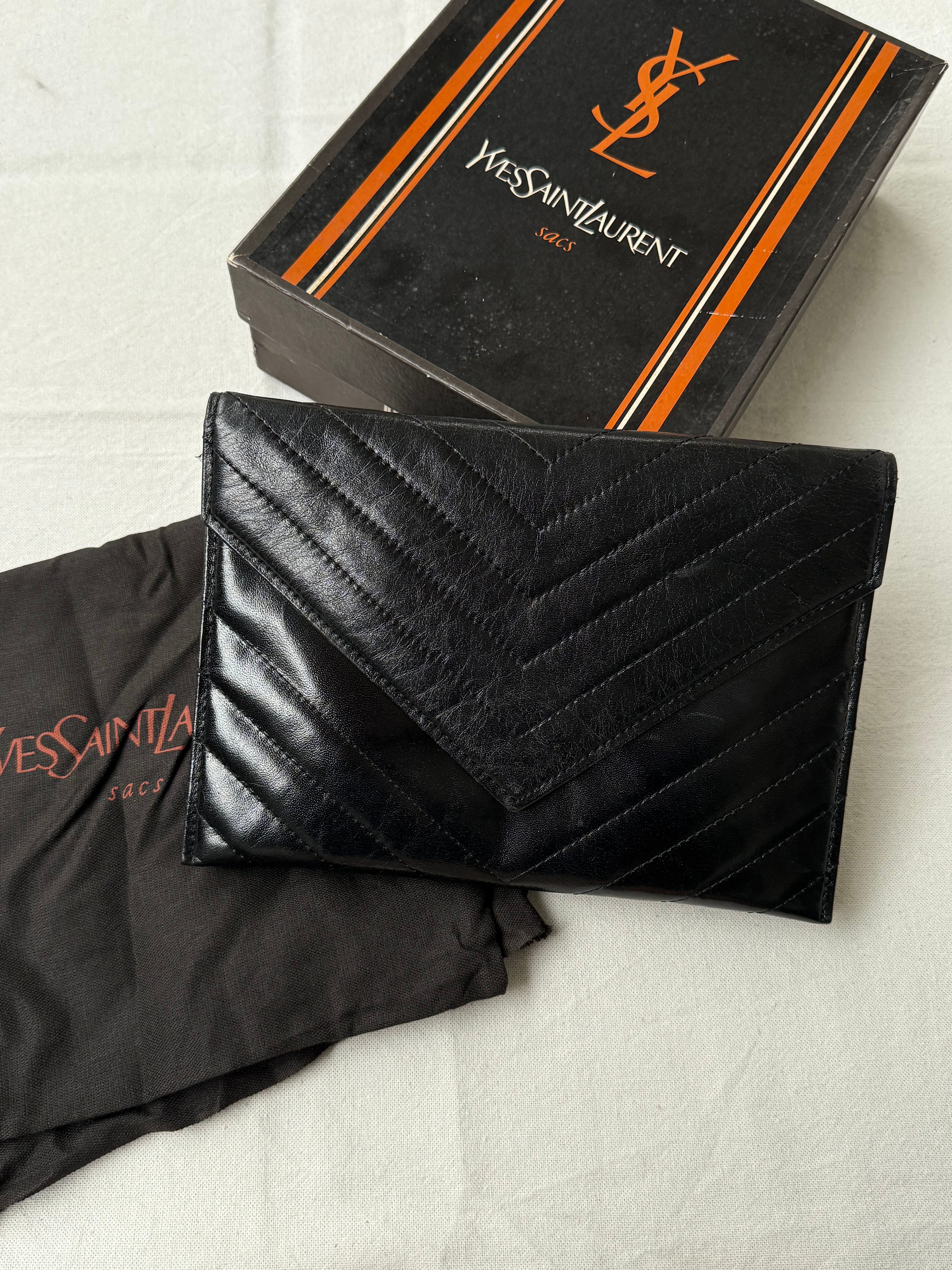 Pochette Yves Saint Laurent vintage - Enveloppe cuir noir matelassée