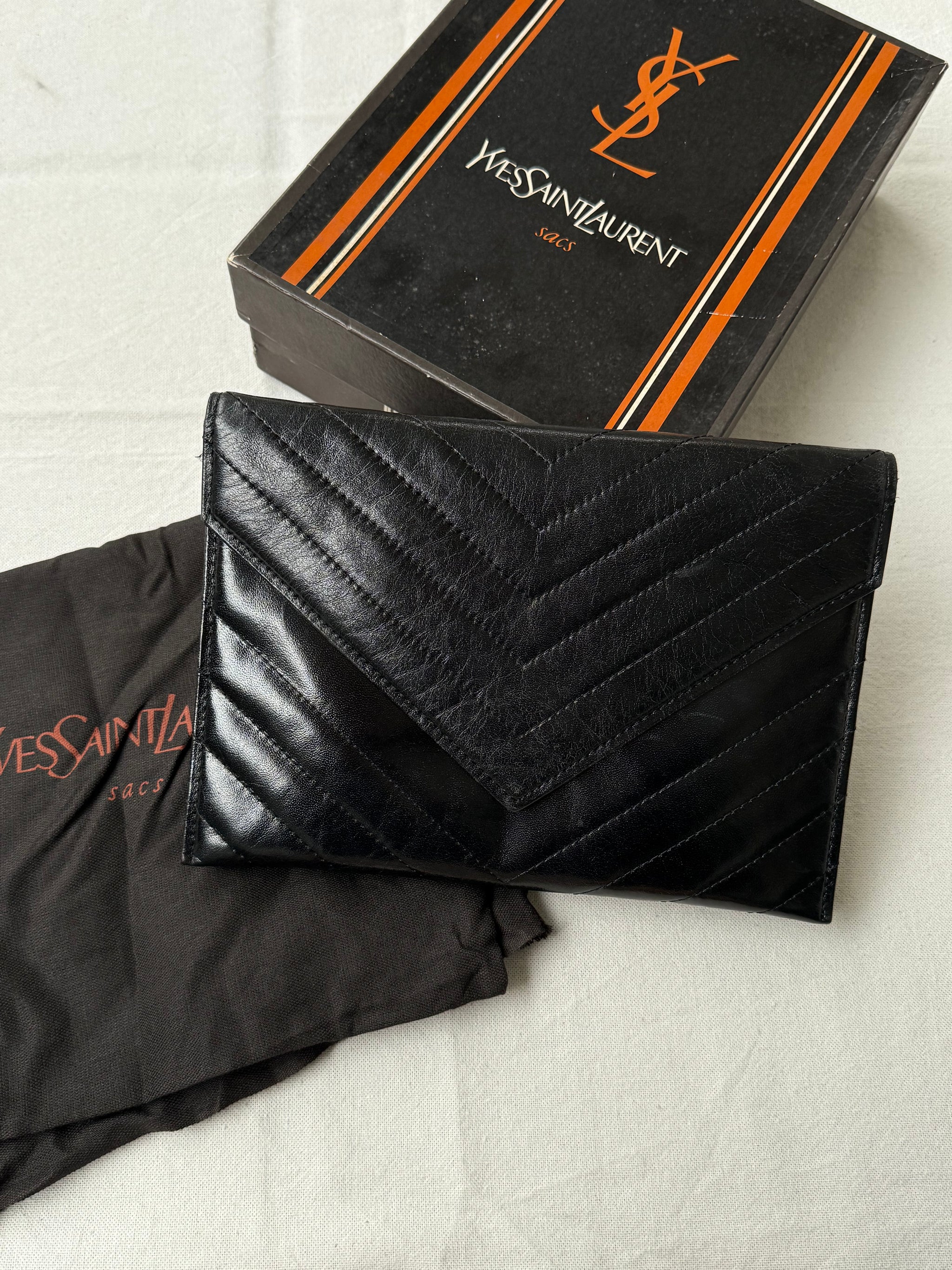 Pochette Yves Saint Laurent vintage - Enveloppe cuir noir matelassée