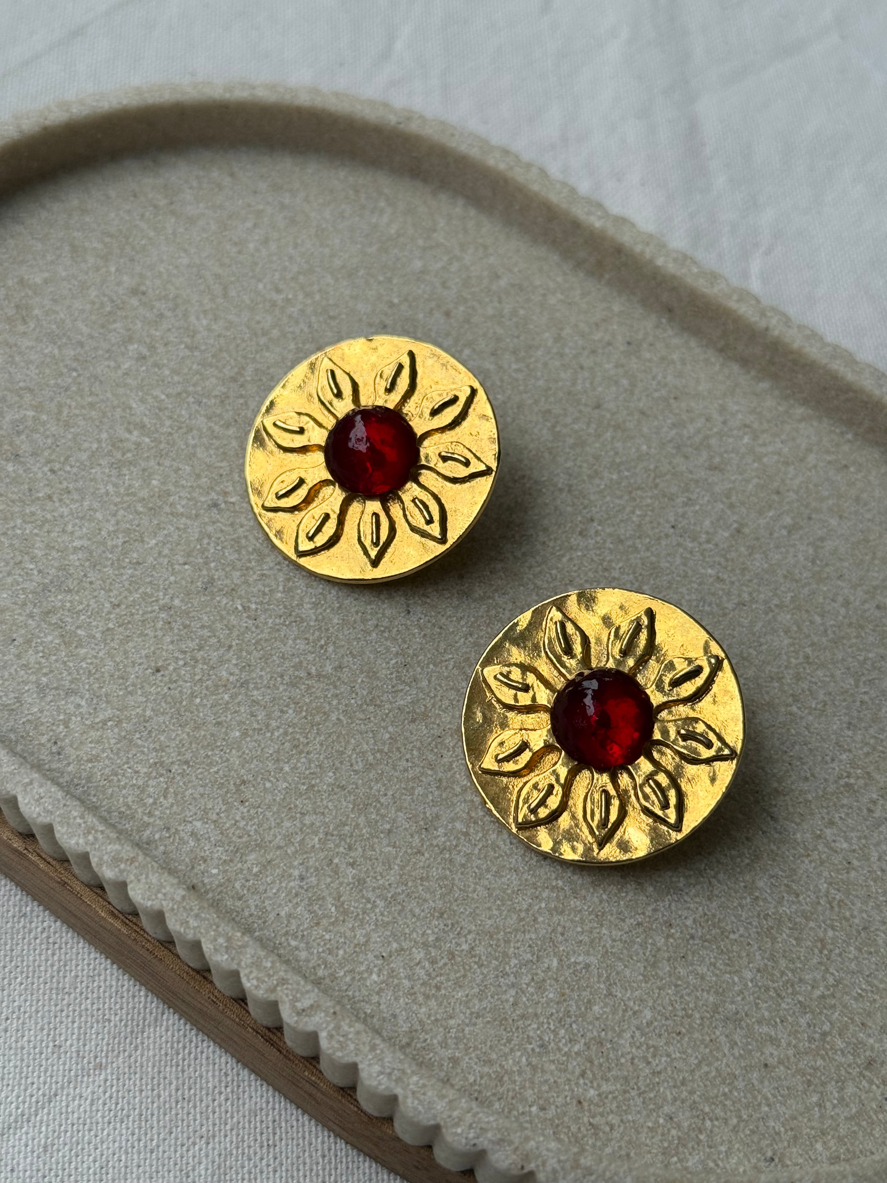 Boucles d’oreilles Carita vintage - Fleurs dorées et cabochon rouge