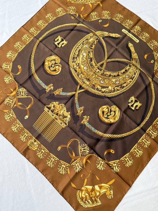 Foulard Hermès – Modèle Les Cavaliers d’Or