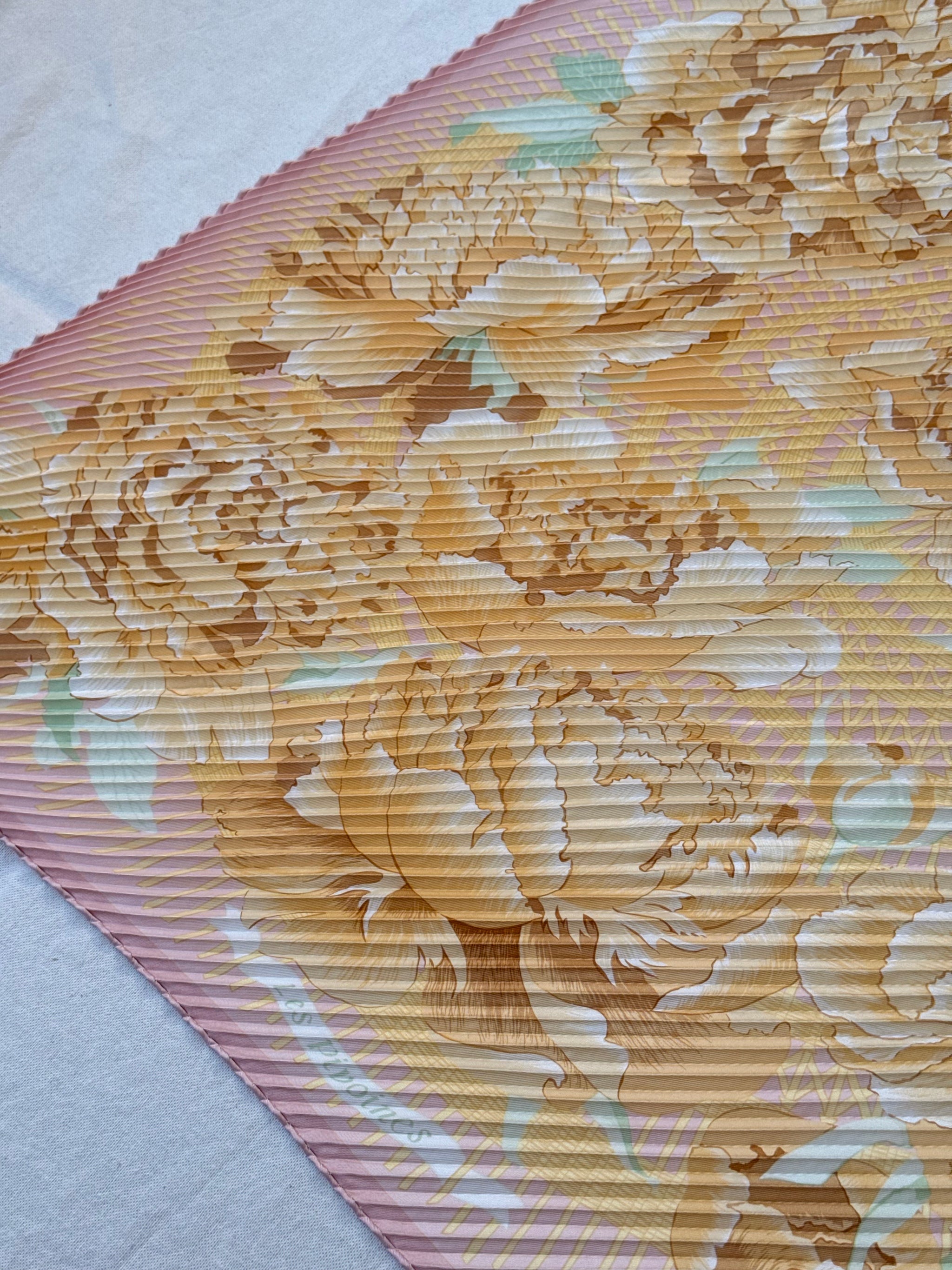 Foulard Hermès plissé – Modèle Les Pivoines