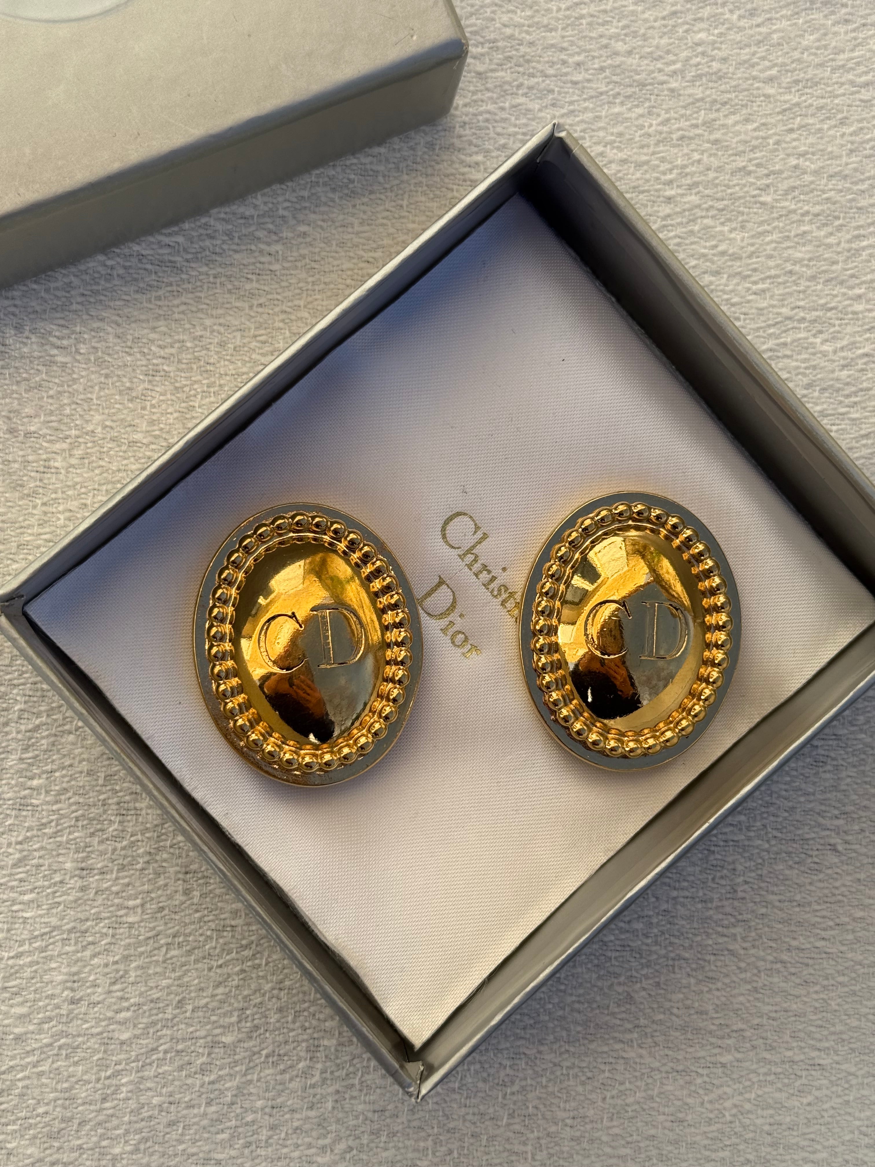 Boucles d’oreilles Christian Dior vintage - Ovales CD dorées