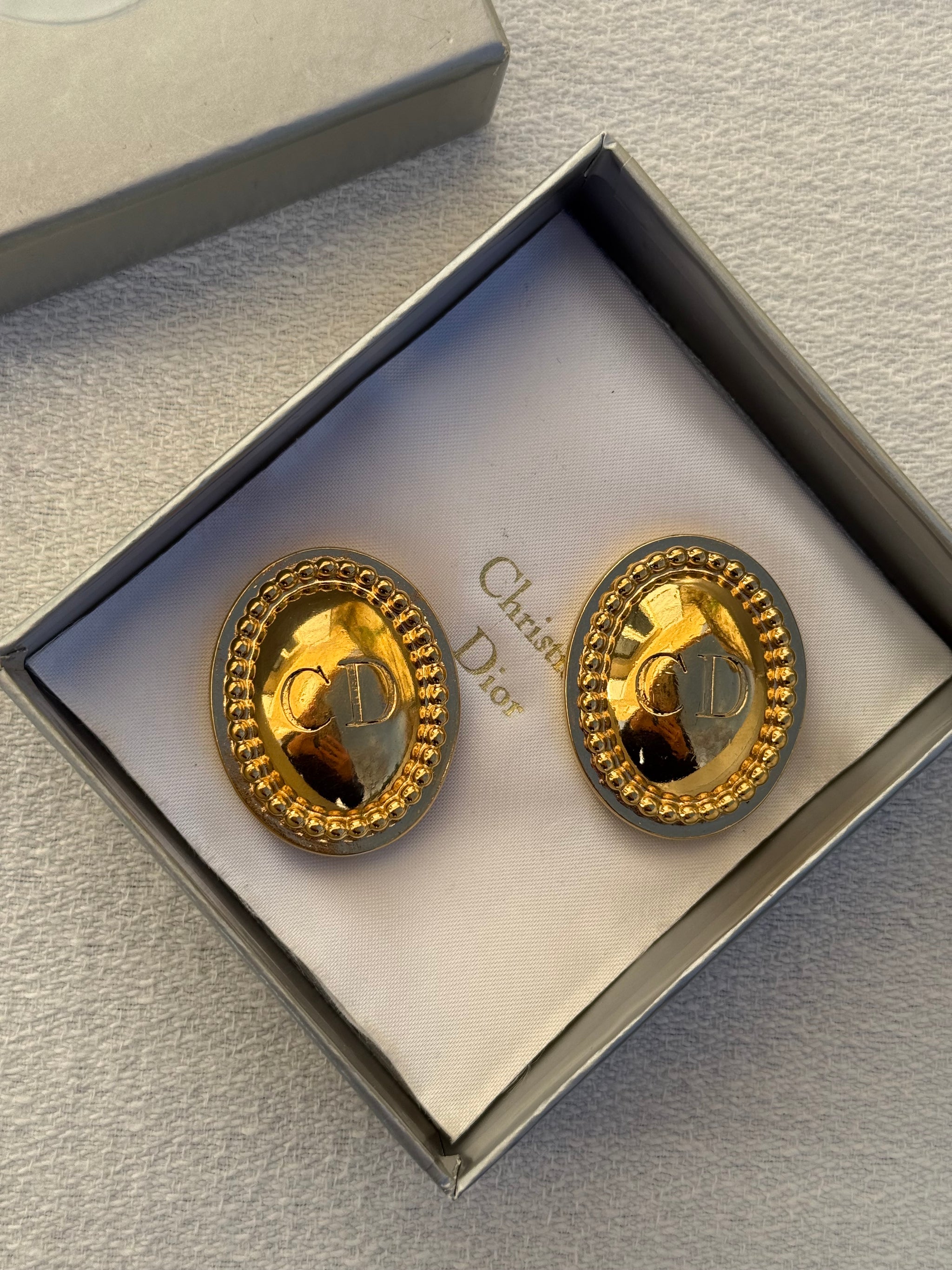 Boucles d’oreilles Christian Dior vintage - Ovales CD dorées