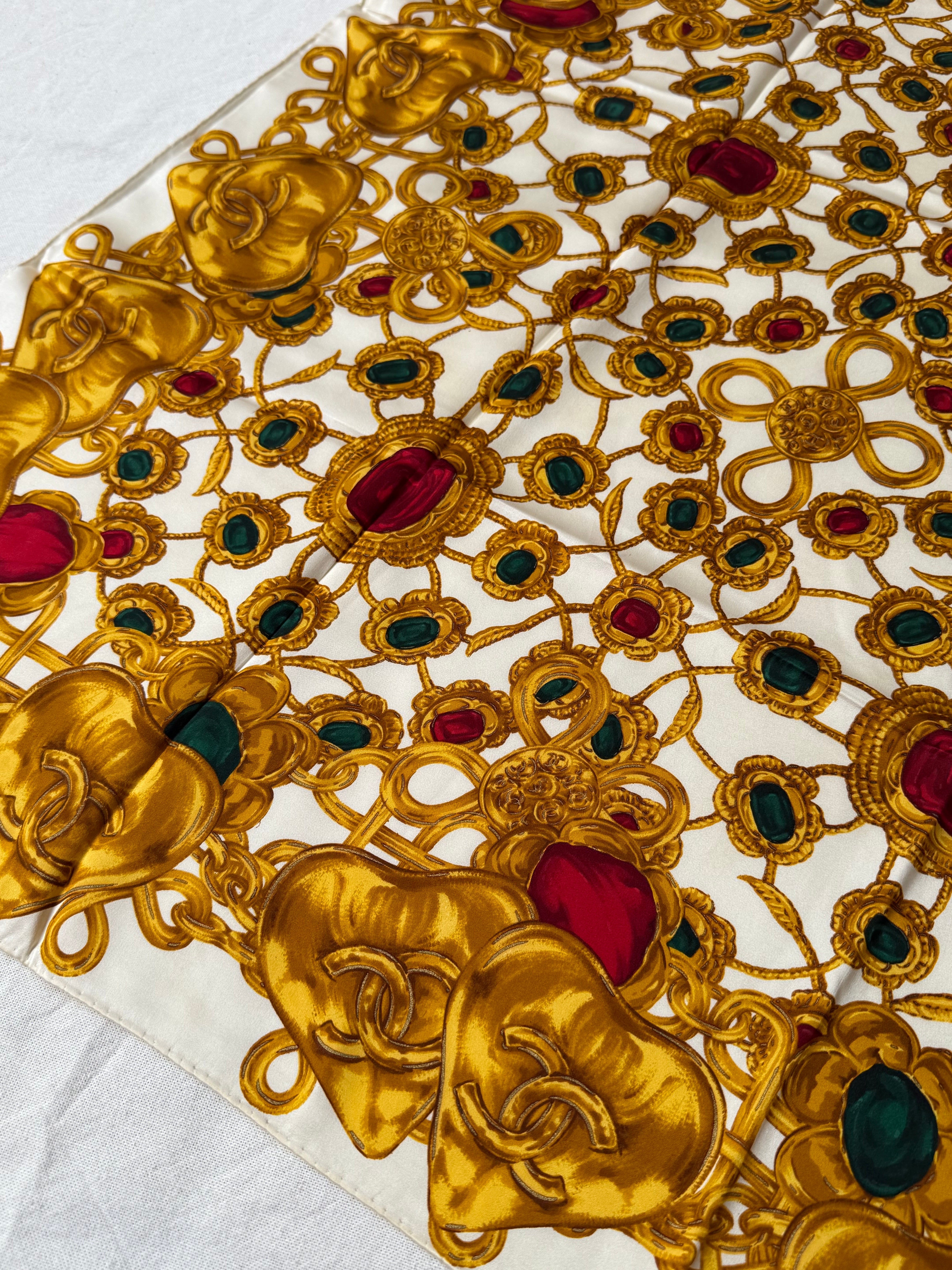 Foulard Chanel – Modèle blanc et bijouteries