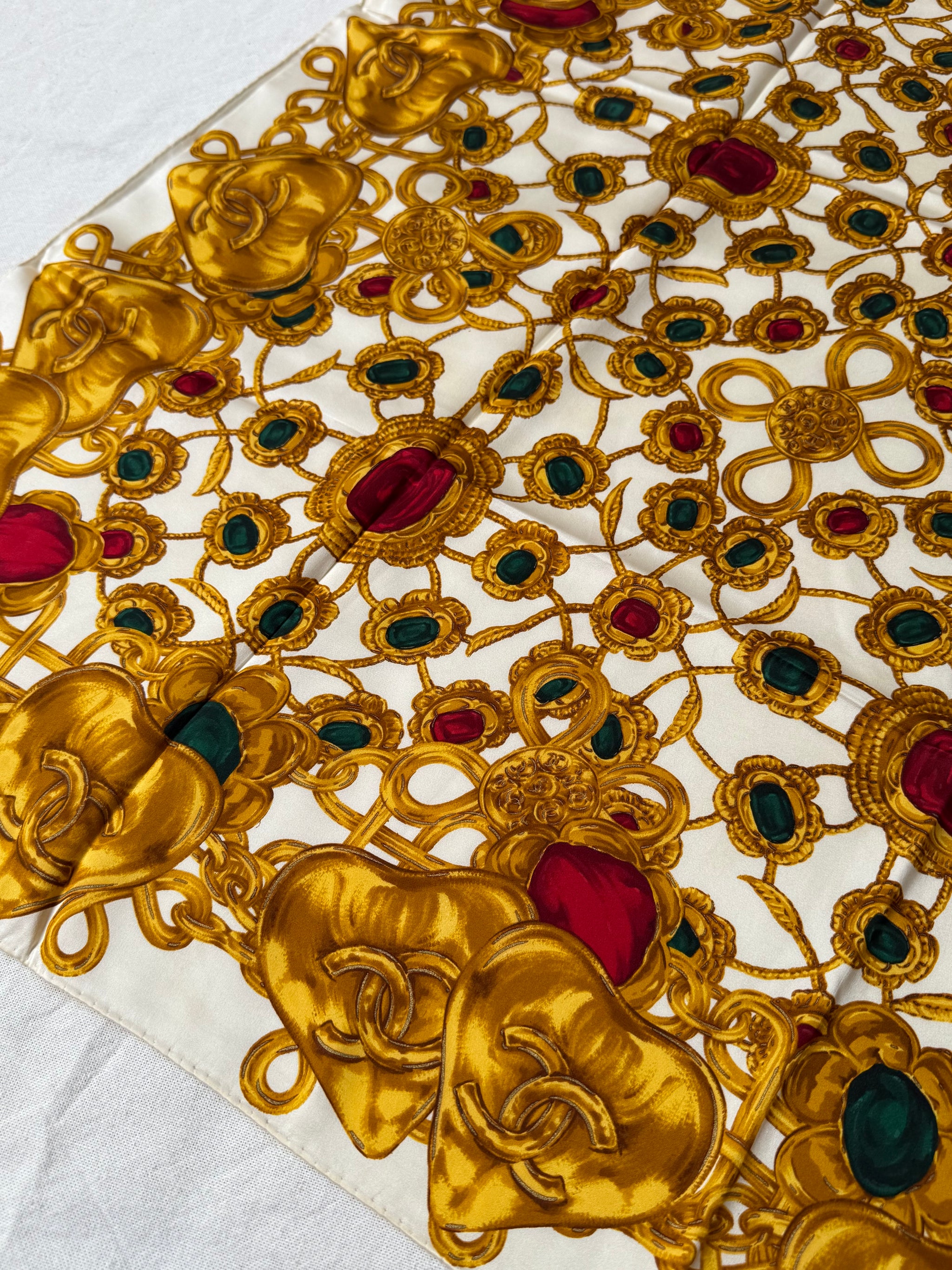 Foulard Chanel – Modèle blanc et bijouteries