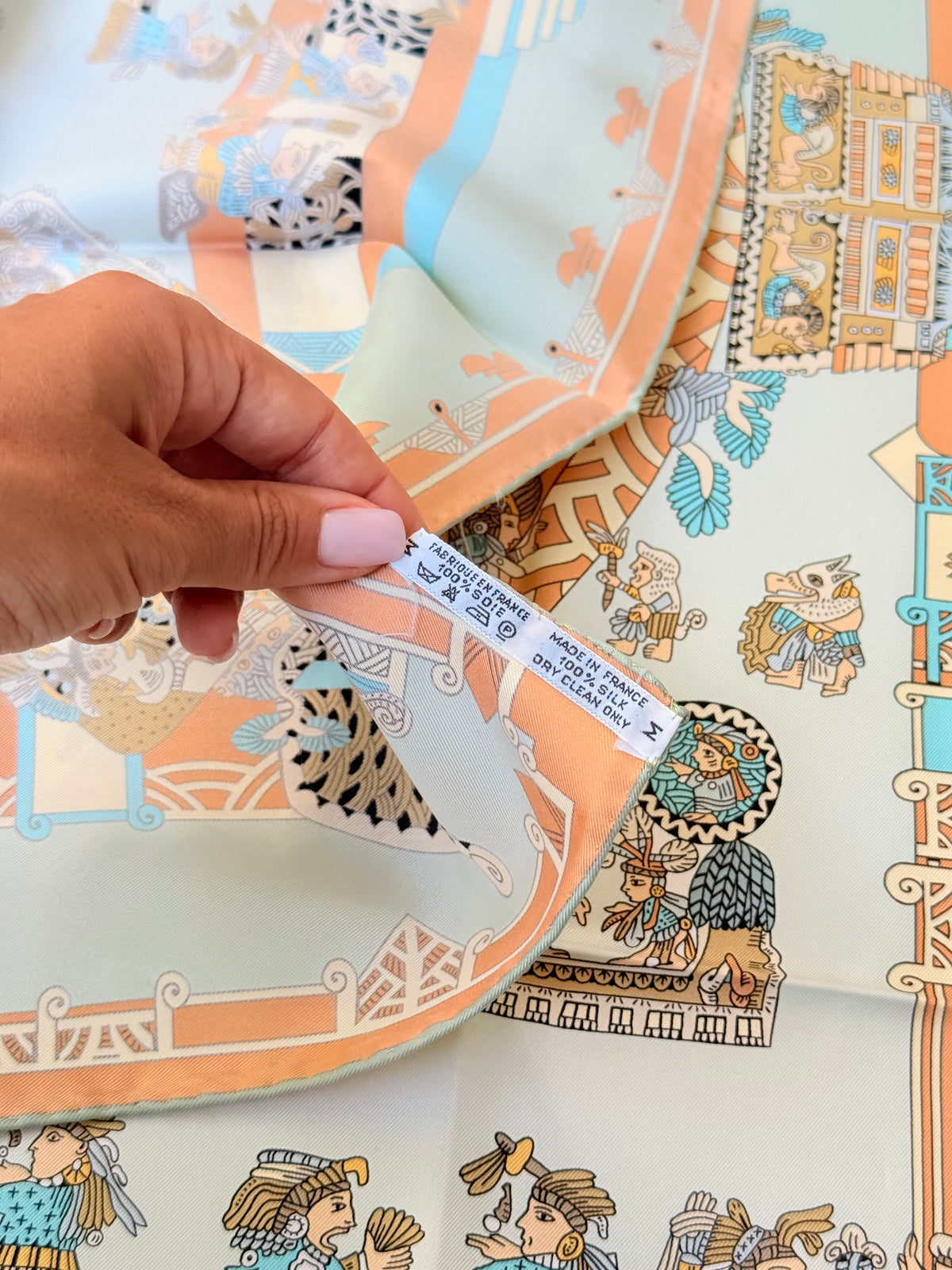 Foulard Hermès – Modèle Astres et Soleils